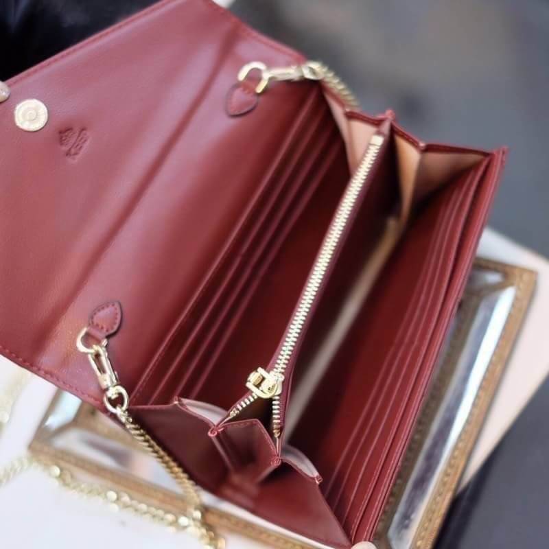 สาวๆมีกระเป๋าสตางค์ยาวแบบ3in1 หยิบมาถือสะพายจบในใบเดียวกันหรือยัง ! ใบนี้ แนะนำเลย 📌หนังวัวแท้ สวยมาก 📌จะใช้เป็นกระเป๋าสตางค์ หรือจะถอดสายถือเป็น คลัช หรือสะพาย Cross body ชิลๆ ก้อได้เลย