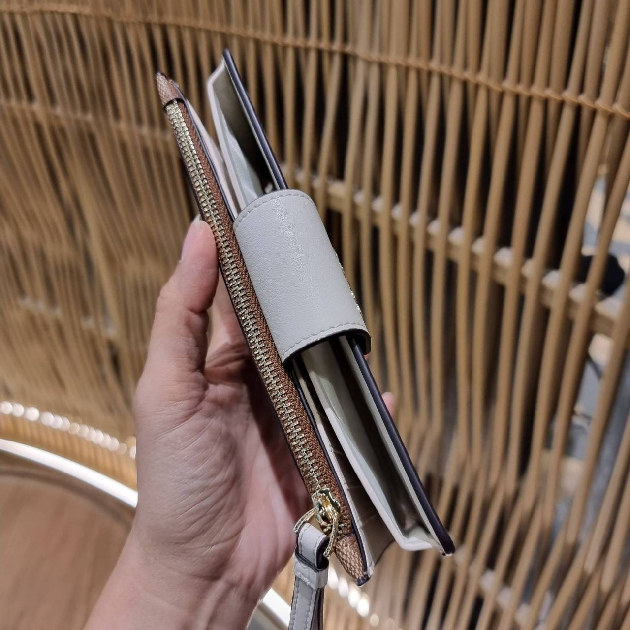 พร้อมส่ง 7 สี COACH C2874 TECH WALLET IN COLORBLOCK SIGNATURE CANVAS จัดให้สีใหม่ก่อนใคร!! ดีไซน์ใหม่ คอลเลคชั่นสวยหรู กระเป๋าสตางค์พร้อมสายคล้องมือ ง่ายต่อชีวิตมากจ้า!! มันดีอะไรเบอร์นี้ ใส่ได้ทั้งบัตร และโทรศัพท์ก็ใส่ได้ทุกรุ่น แถมยังมีช่องซิปแยกไปอีก ช