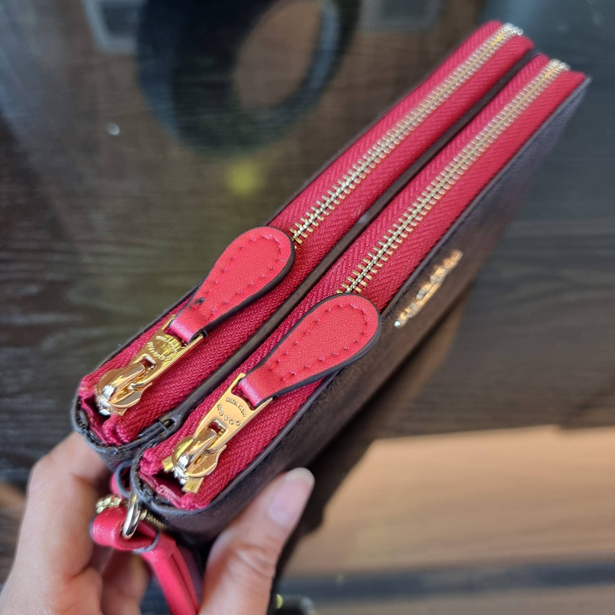 COACH F87591 DOUBLE CORNER ZIP WALLET IN SIGNATURE COATED CANVAS คล้องมือรุ่น 2 ซิป!! มาแล้วจ้า 🌟🤗 ไซส์นี้คือเหมาะมือจริงๆ พกง่ายเช่นเคย ไม่ต้องกังวลว่าจะเกะกะหรือกินพื้นที่กระเป๋าหลัก วัสดุหนังแคนวาสเคลือบลาย มีช่องหลักแยก 2 ช่อง ภายในบุผ