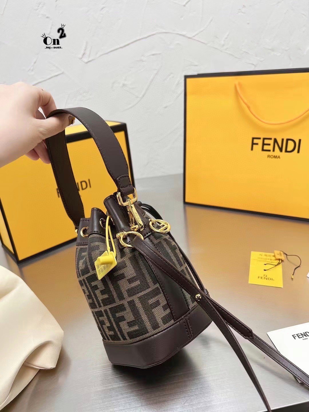 FENDI MINI BUCKET BAG / Fendi Mon Tresor Beige Raffia mini Bag กระเป๋าสะพายทรงขนมจีบยอดฮิต ไซส์มินิ ที่น่ารักน่าใช้มาก ดีไซน์สวยอยู่ทรง วัสดุผ้าแคนวาสสลับหนังแท้ ดีเทลห่วงคล้องอะไหล่สวยหรู มาพร้อมสายสั้นคบ้องแขน และสายครอสบอดี้สำหรับสะพายข้าง สลับใช้ได้ไม