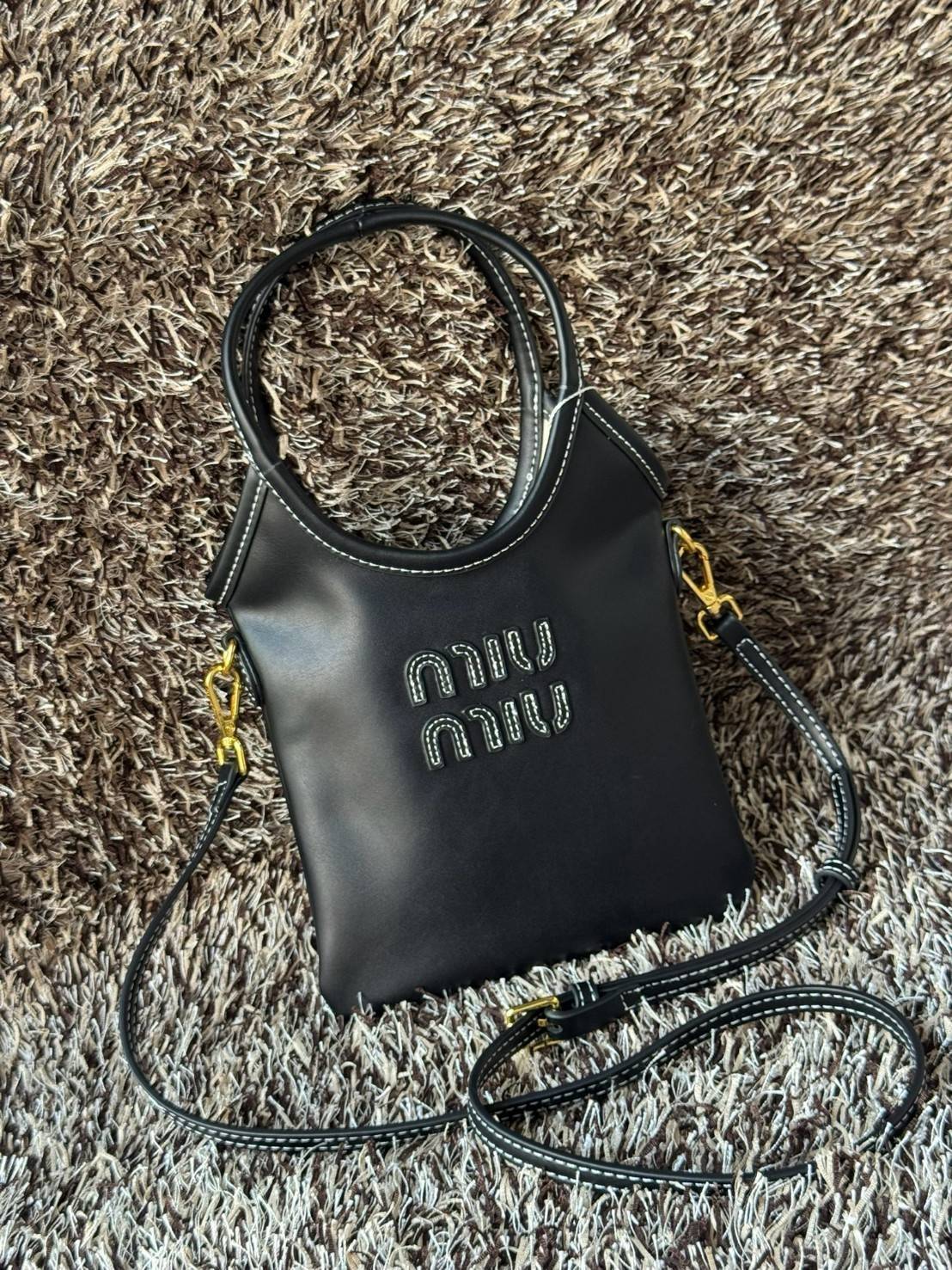 MIU MIU IVY leather handbag / Miu Miu ivy mini tote กระเป๋าสไตล์คลาสสิก มาในดีไซน์เรียบแต่โก้ ให้ลุคที่ดูเท่มั่นใจ สามารถถือและสะพายได้ จุดเด่น ที่โลโก้หนังตัวนูน ที่เสริมให้กระเป๋าดูแฟชั่นและทันสมัย