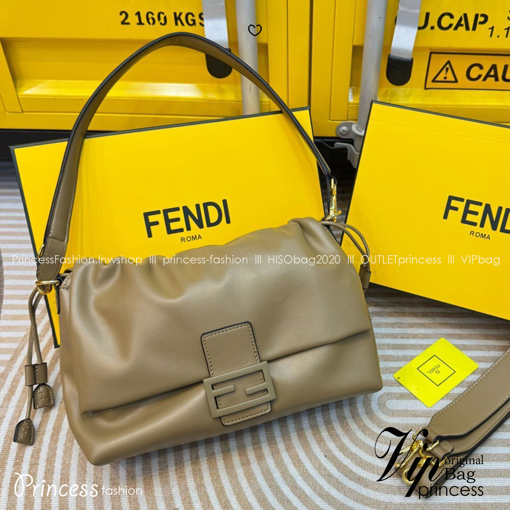 FENDI Mamma Baguette Bag กระเป๋าสะพายทรงสวย ดีไซน์เรียบง่ายคลาสสิค หรู ดูผู้ดี รูปทรงใช้งานง่าย หนังสวยสัมผัสนุ่ม ใหม่ล่าสุด รุ่นลิมิเต็ดที่สาวๆตามหา ภายในโล่งกว้าง เสิร์ฟให้ในราคาน่ารักๆ