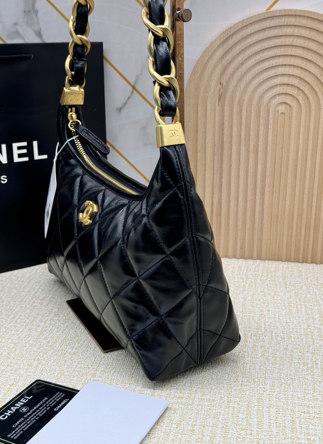 CHANEL HOBO BAG Shiny Leather & Gold-Tone Metal 26cm กระเป๋าทรงโฮโบ ดีไซส์สวยเรียบหรู เกรดออริ สลับแท้ 1:1 ใช้งานต่างประเทศได้