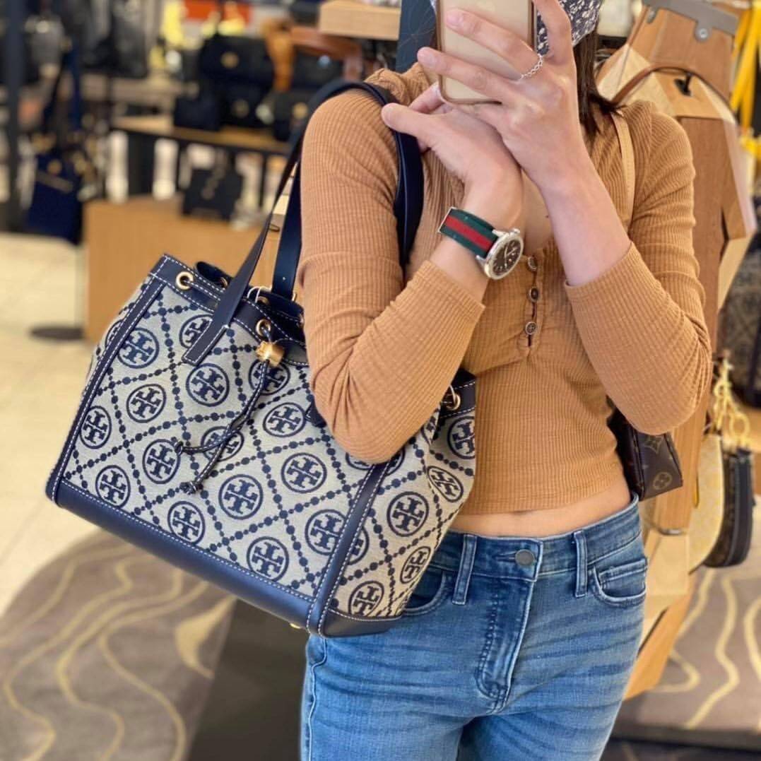 ของแท้ 💯% TORY BURCH FACTORY MONOGRAM JACQUARD TOTE BAG กระเป๋าถือหรือสะพายรุ่นล่าสุดดีไซน์ยอดนิยมจาก TORY BURCH FACTORY OUTLET