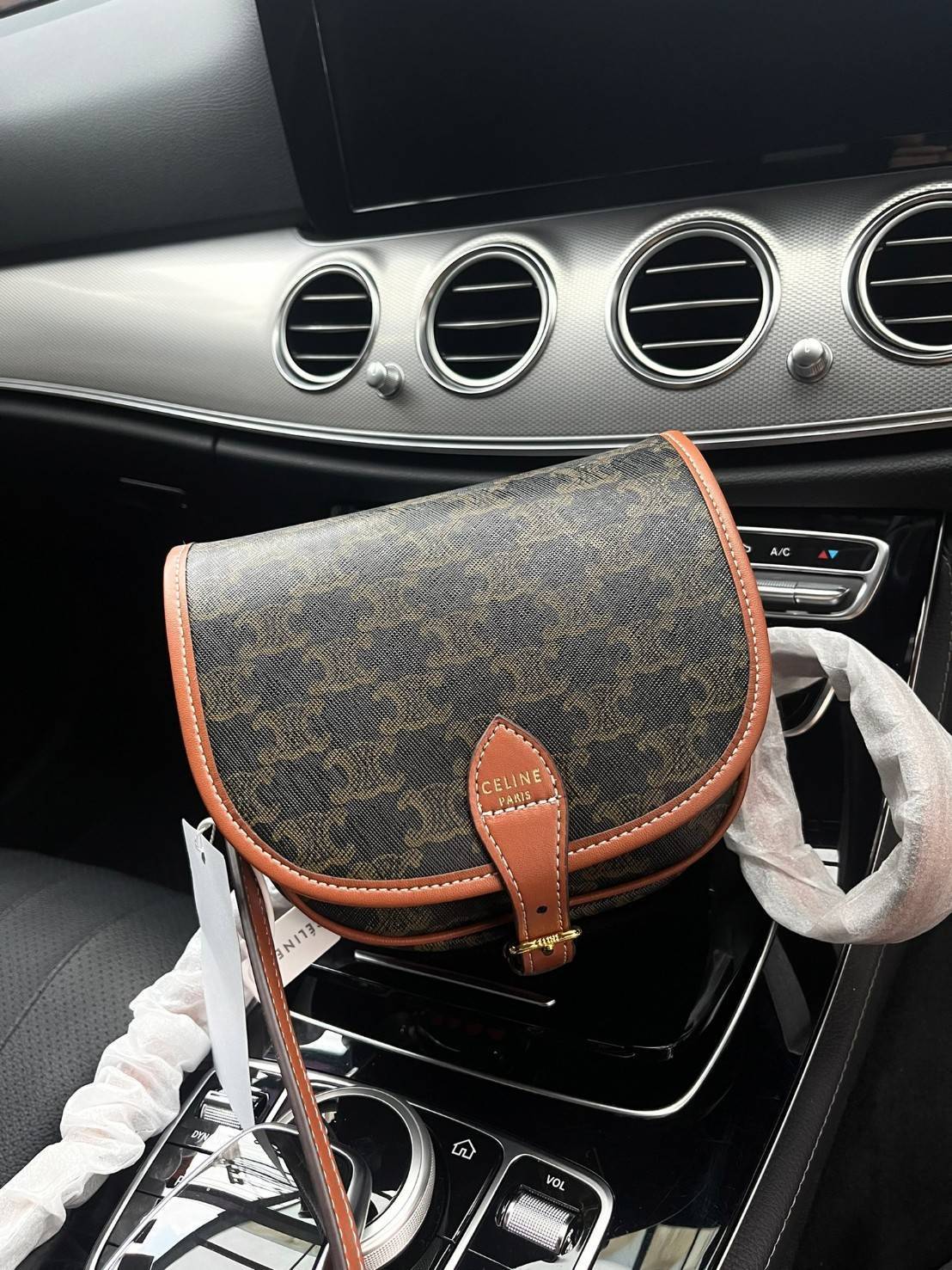 CELINE MEDIUM FOLCO BAG IN TRIOMPHE CANVAS หากใครที่กำลังมองหากระเป๋าสะพายข้าง ขนาดกะทัดรัด และเรียบหรู ต้องใบนี้เลยค่ะ เป็นกระเป๋าเปิดปิดแบบแบบฝาผับที่มีรูปทรงโค้งและที่ล็อกรูปทรงคล้ายเข็มขัด อีกทั้งยังสะท้อนความสวยสไตล์สาวปารีสได้อีกด้วย ด้านในของรุ่นนี