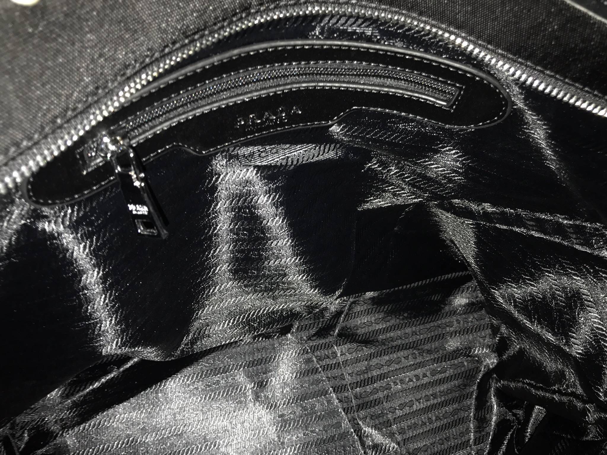 คุ้มจุใจสาวๆค้า 👏👏 ใบนี้ Must Have item! กระเป๋าสะพายทรง TOTE ใบใหญ่ จากพรีเมี่ยมกิ้ฟท์เคาเตอร์แบรนด์ PRADA อะไหล่เงินทั้งใบ เปิดปิดด้วยซิป สะพายไหล่ได้ ไม่ติด จุคุ้มมากสุดๆค่ะ ใส่เสื้อผ้า 1-2 วันได้สบาย ด้านข้างสามารถปรับได้สองทรงตามสไตล์