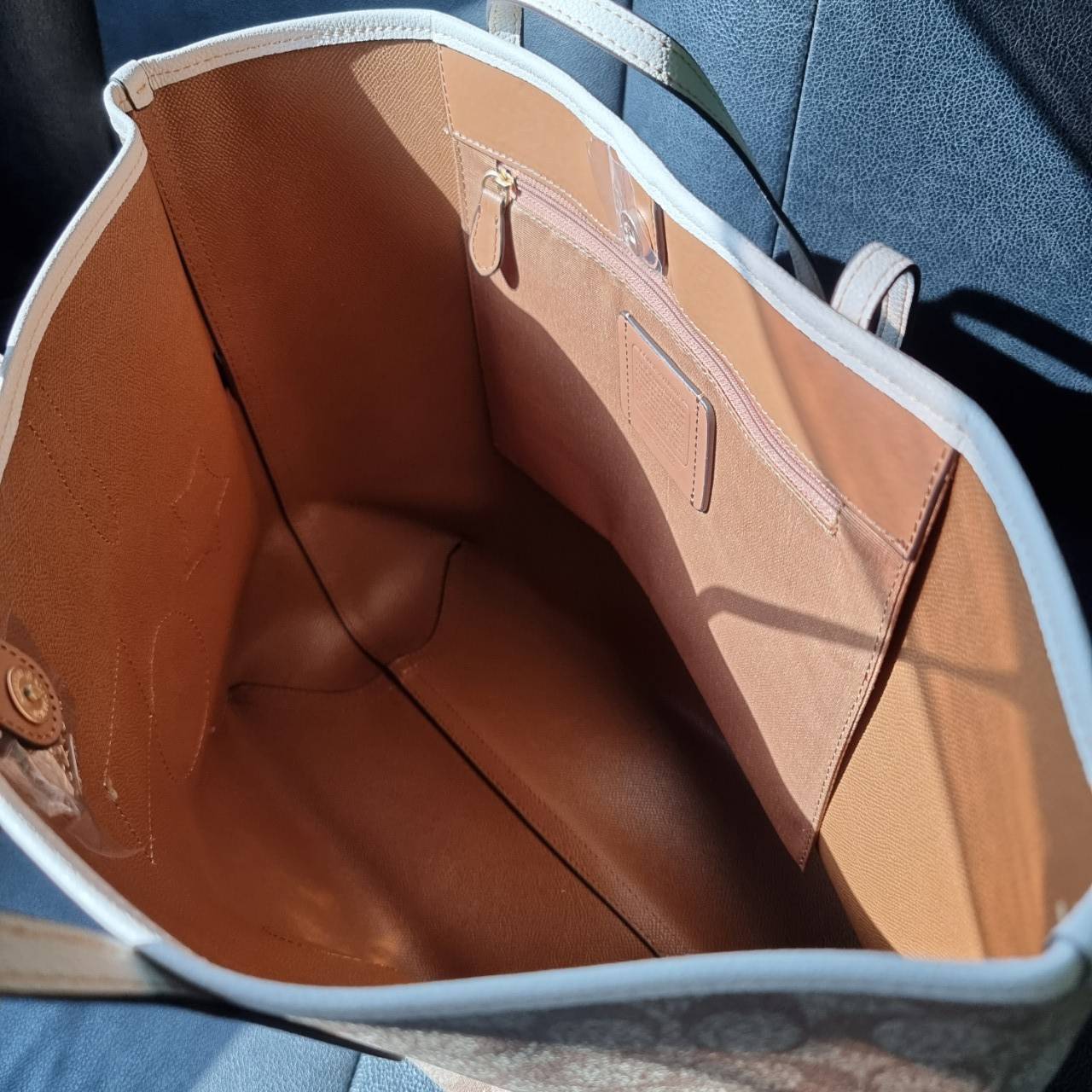 COACH C4292 COACHxPEANUTS CITY TOTE IN SIGNATURE CANVAS WITH VARSITY PATCHES กระเป๋าทรงโท้ทใบใหญ่ กับคอลเลคชั่นคอลแลบใหม่ล่าสุด น่ารักด้วยเหล่าผองเพื่อนสนู้ปพี สวยโดดเด่นมากๆ ใบนี้ใส่ของได้ของครบครัน จุได้แบบไม่ต้องกลัวเต็ม!! วัสดุหนังแคนวาสคุณภาพดี ปากกร