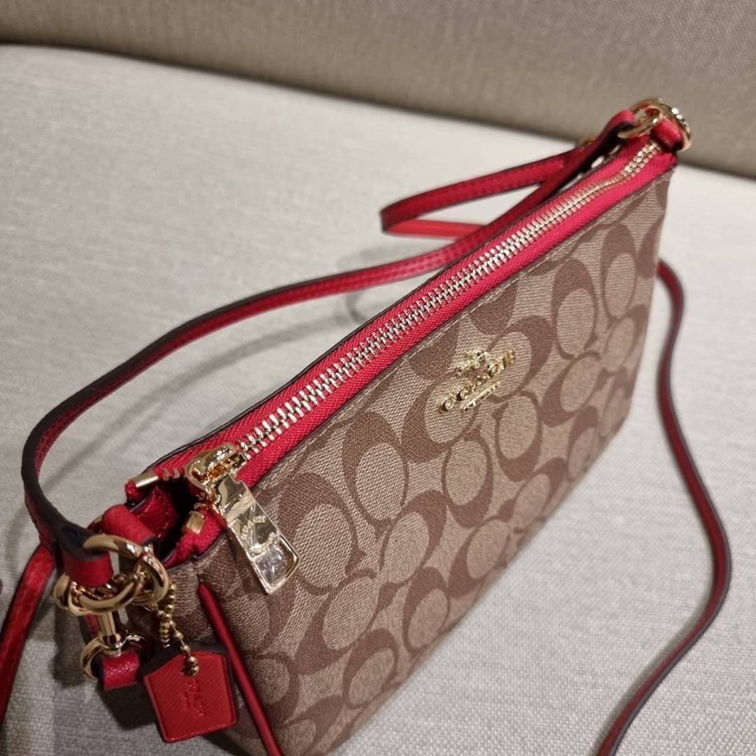 COACH 36674 TOP HANDLE POUCH IN SIGNATURE JACQUARD กระเป๋าทรงพอช ยอดฮิต ยกขึ้นแท่น ด้วยดีไซน์ที่ออกมาให้ใช้งานได้ง่าย ขนาดกำลังเหมาะ วัสดุหนังแคนวาสทนทาน ดีไปหมดขนาดนี้!! คุณลูกค้าถึงสั่งกันรัวๆจริงๆ ภายในโล่งกว้าง ใส่โทรศัพท์ได้ทุกรุ่น มาพร้อมสายคล้องแขน