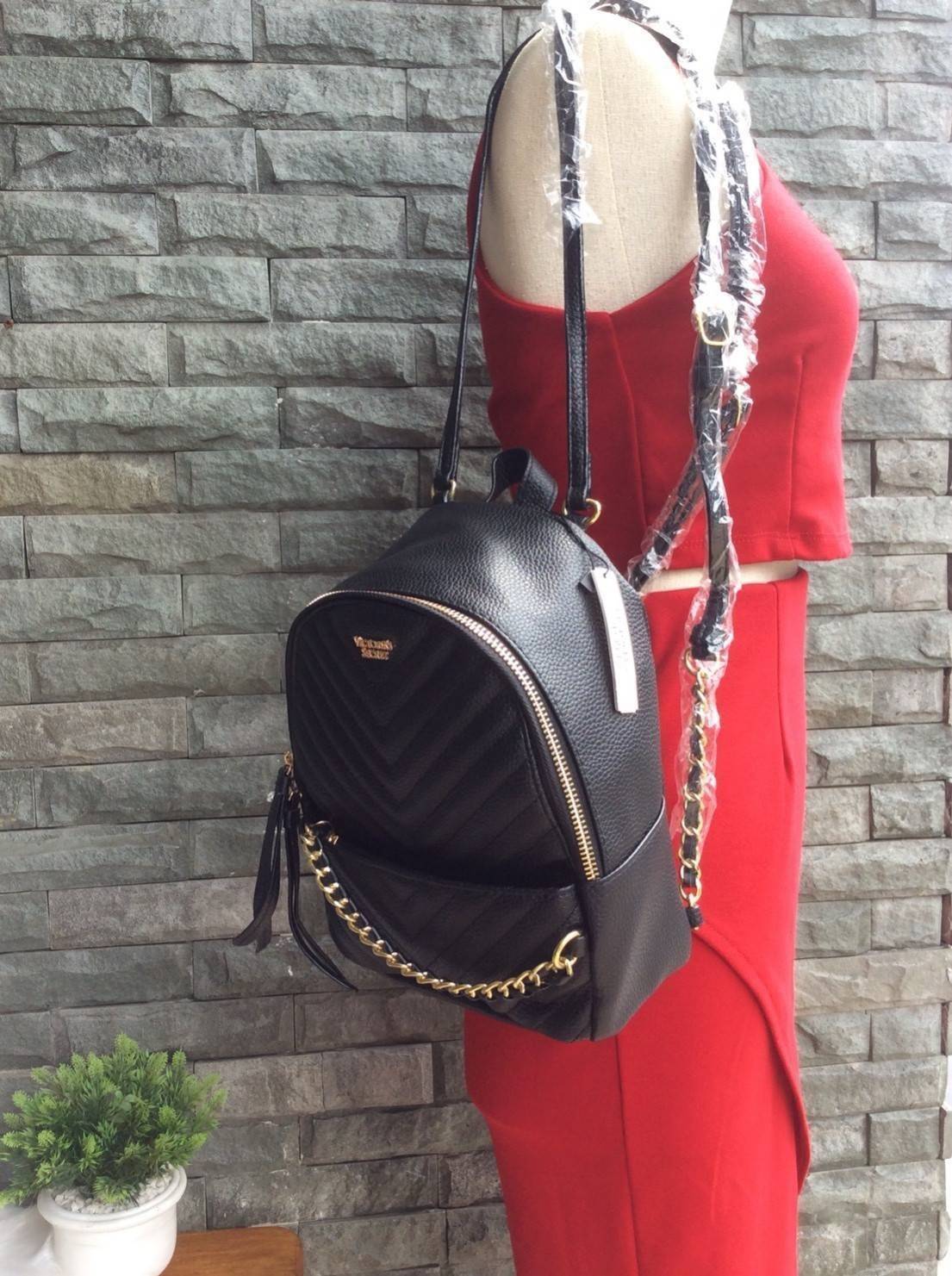 NEW ARRIVAL! VITORIA’S SECRET MINI BACKPACK กระเป๋าเป้ขนาดมินิรุ่นใหม่ล่าสุดวัสดุหนังแกะสังเคราะห์ เดินเส้นลายริ้วสวยดูมีดีเทลเปิดปิดด้วยซิปรอบสะดวกใช้ ด้านหน้ามี1ช่องซิปประดับโลโก้แบรนด์อะไหล่ทองดูหรู ภายในมีกว้างมีโลโก้และช่องซิป น้ำหนักเบา หูจับถนัดมือ