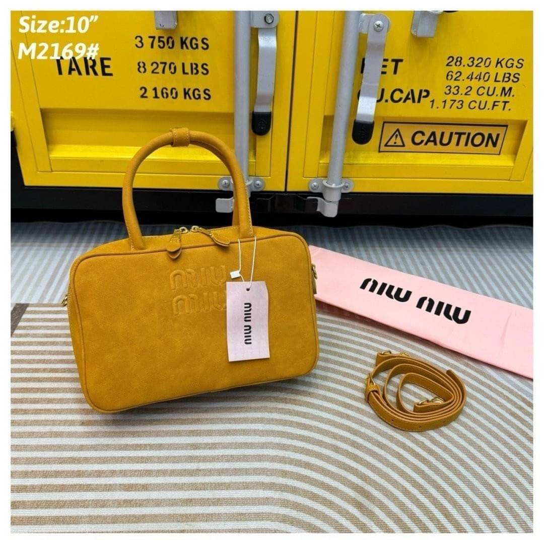 MIU MIU leather Beau bag 25cm กระเป๋าถือทรงบอสตัน ขนาดกำลังสวยพกพาง่าย สะดวกใช้งาน ซิปรอบเปิดได้กว้างๆ ดีไซน์เรียบแต่มากมีอยู่จริง สวยดูแพง
