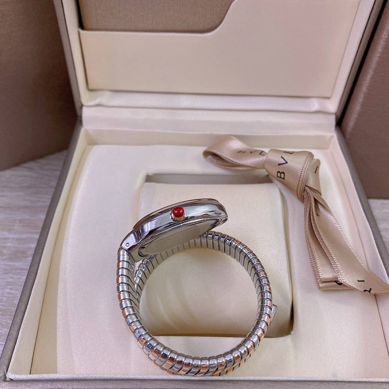 BVLGARI SERPENTI WATCH 24mm 26mm นาฬิกาบุลการี รุ่นหน้าปัดไม่มีเพชร นาฬิกาผู้หญิง ระบบถ่าน Quartz ภาพสินค้าถ่ายจากงานขายจริง