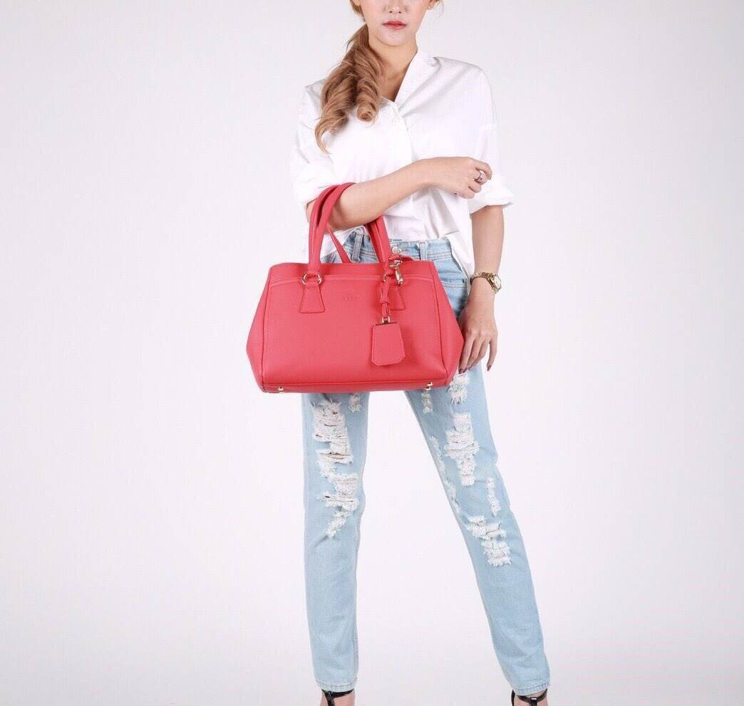 กระเป๋าทรงสวย จากแบรนด์ KEEP สามารถถือ สะพายได้ค่า *จุดเด่นที่ >ตัวกระเป๋าหนังลายสวยมากคะ >น้ำหนักเบามาก จุของคุ้มคะ >ทรงกระเป๋า ปรับทรงได้ เก็บ-ขยาย ทรงได้คะ >ขนาดกระเป๋าใส่ ไอแพด A4 ได้คะ > มีช่องย่อยแบ่งเก็บของ แยก ด้านหน้า ด้ารหลัง เก็บ