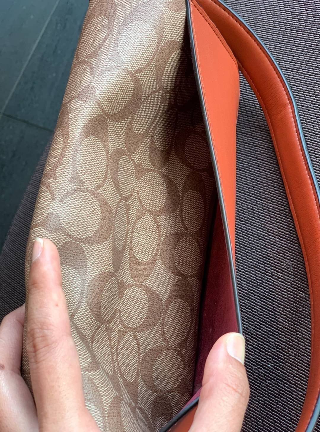 COACH TABBY SHOULDER BAG 26 พร้อมส่งที่ไทยอีกครั้งค่ะ!! กระเป๋าหิ้ว//คล้องไหล่//สะพายข้างได้ สุดคุ้ม! หนังแท้เรียบคลาสสิคเพิ่มความหรูเข้ามาค่ะ ด้านหน้ามีอะไหล่แบรนด์ตัวใหญ่โดดเด่น เปิดปิดกระเป๋าแบบกระดุมแม่เหล็ก ภายในมีช่องหลักใส่ของ2ช่อง;สามารถใส่กระเป๋า