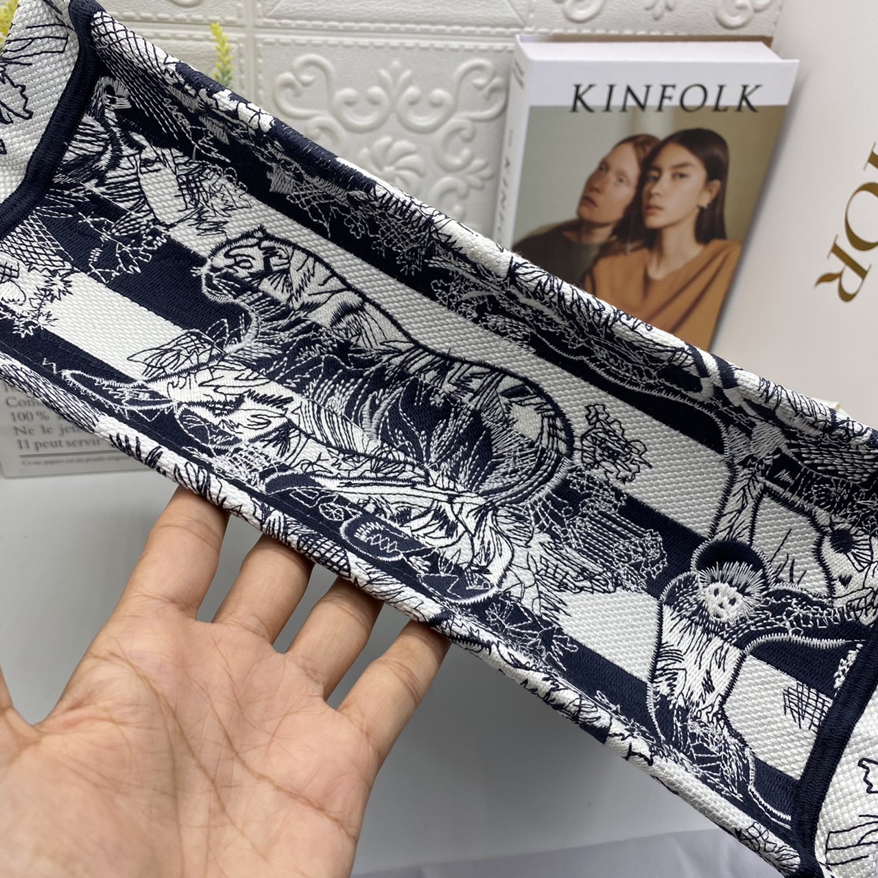 CHRISTIAN MEDIUM DIOR BOOK TOTE เอกลักษณ์ของความหรู เป็นทางช็อปปิ้งBag ที่ต้องมี ภายในโล่งกว้างมาก ใส่ของแบบแน่นๆ จุๆไปได้เลย น้ำหนักเบาสบาย งานออริปักขึ้นรูปสวยมาก มี code stamp พร้อมส่งที่ไทย ภาพสินค้าถ่ายจากงานขายจริง ใช้งานต่างประเทศได้ค่ะ