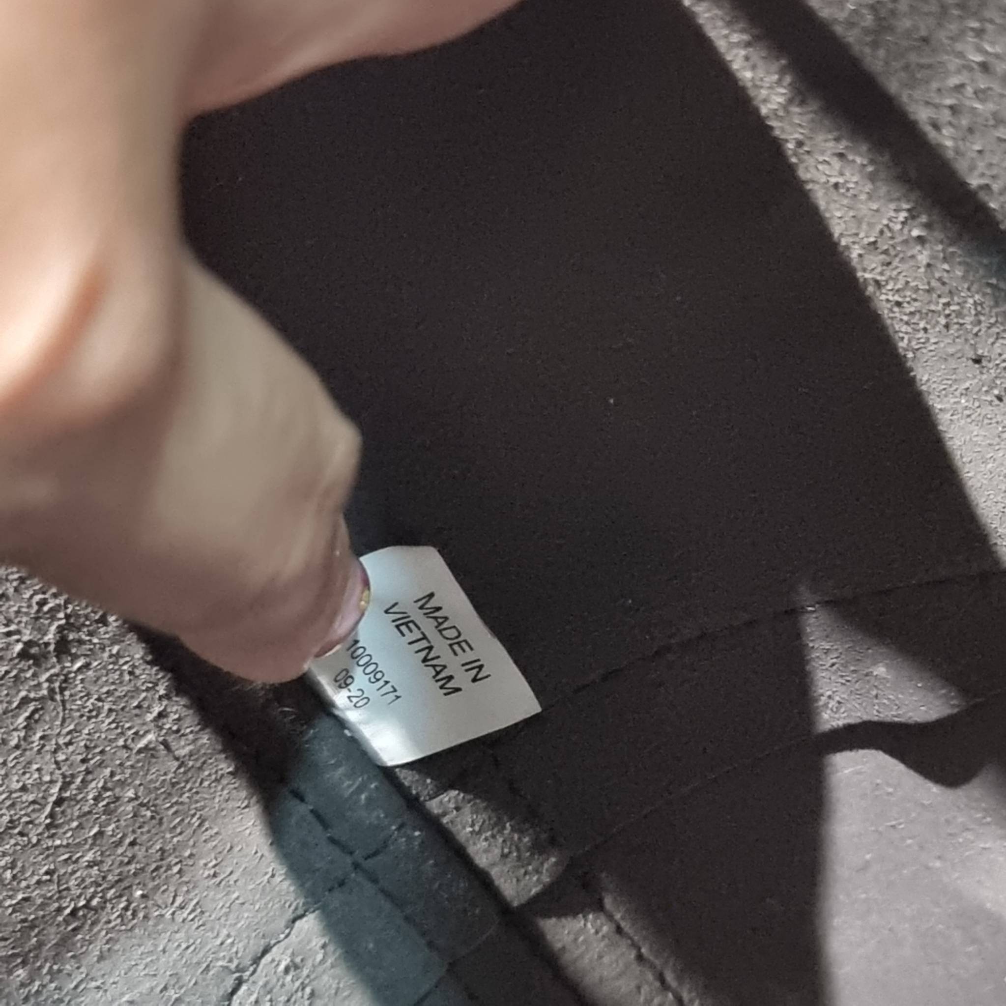 TORY BURCH MILLER BUCKET BAG / Tory Burch Bag รุ่นยอดนิยม สวยหรู ดูผู้ดี กับกระเป๋าสะพายบัคเก็ตใบใหญ่ โดดเด่นด้วยโลโก้สีทอง รูปทรงคลาสสิค ใช้งานง่ายด้วยหนังรูด