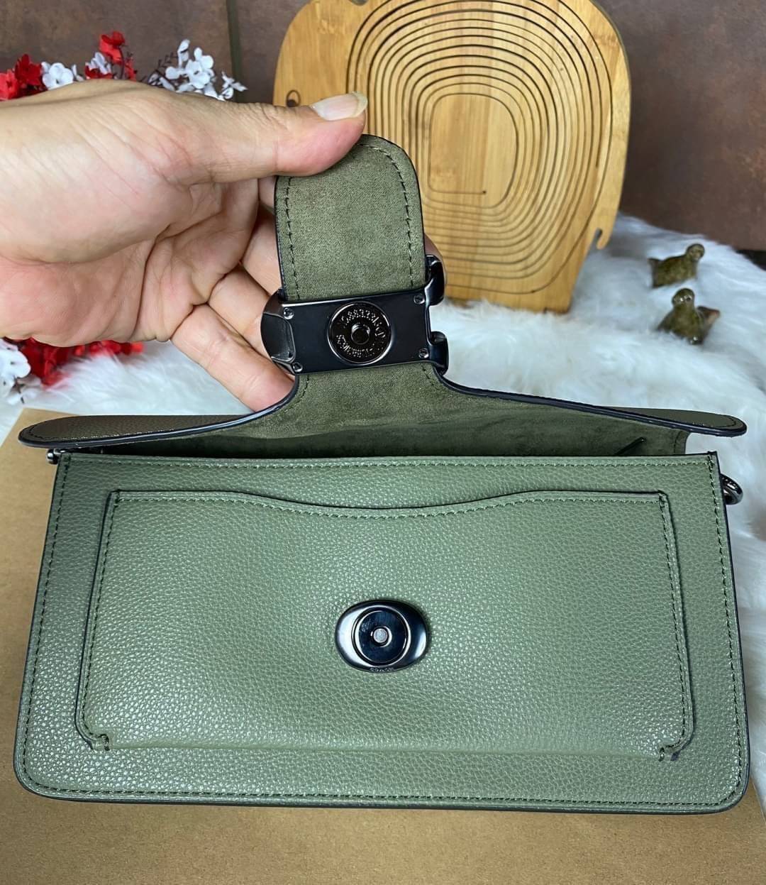 COACH TABBY SHOULDER BAG 26 ((73995)) พัฒนามากจากกระเป๋า Coach รุ่นดังยุค 1970 ทำจากผ้า Canvas เคลือบลายซิกเนเจอร์ หนังลายกรวดและหนังกลับ ด้วยวัสดุคลาสสิค มากับสายที่ถอดได้ถึง 2 สาย ไม่ว่าจะเป็นสายหิ้วหรือสายสะพาย หนังลายกรวดและหนังลูกวัวแบบเนื้อละเอียด แ