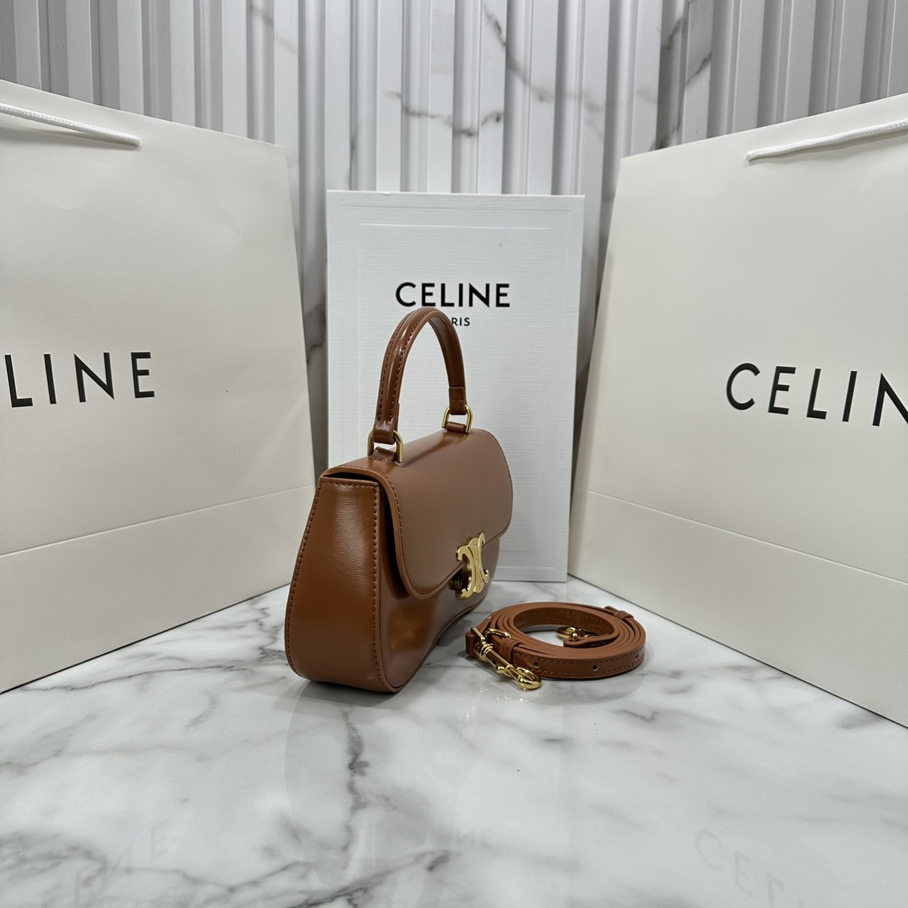 ORI หนังแท้ | CELINE TEEN CELINE LOLA IN shiny calfskin กระเป๋าสะพายทรงคลัช หนังเรียบผิวสัมผัสนุ่มลื่น คอลเลคชั่น Essentials เหนือกาลเวลาสำหรับผู้หญิงและผู้ชาย