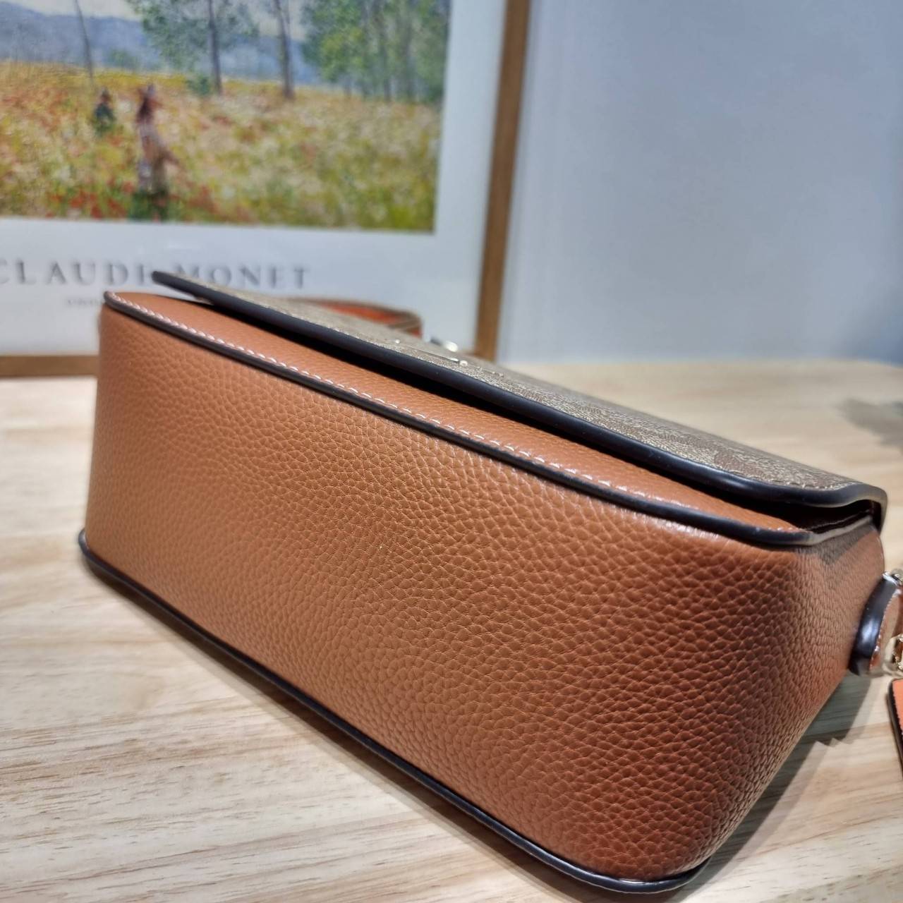 OACH LOGAN MESSENGER IN SIGNATURE CH483 CH252 กระเป๋าสะพาย รุ่นใหม่ สไตล์สปอร์ต ดีไซน์สวย ขนาดกำลังดีคล่องตัว สายสะพายเส้นใหญ่ทนทาน