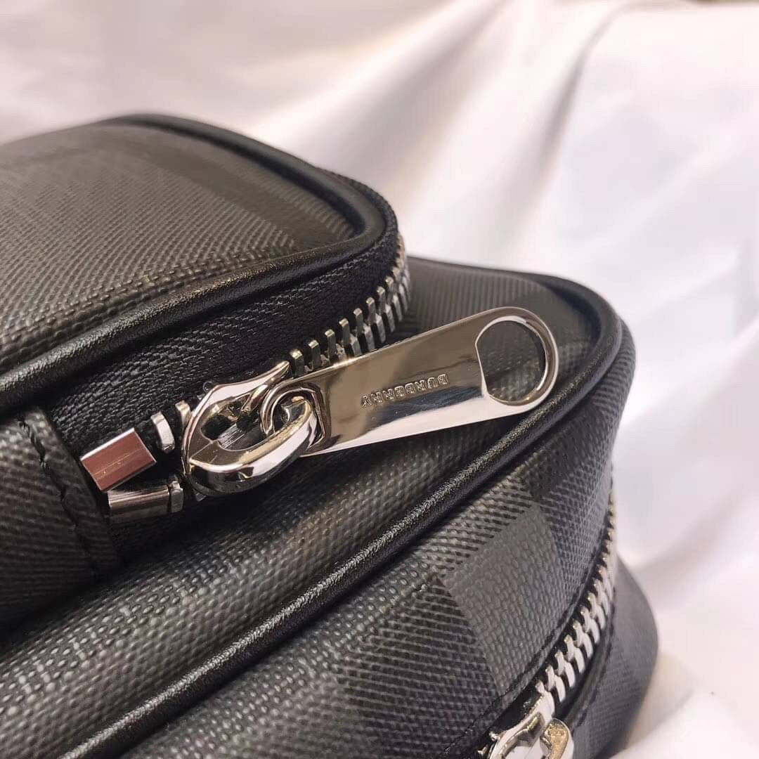 พรีเมี่ยมกิ๊ฟแท้ 100% 】BURBERRY Iconic British Luxury Brand shoulder bag in vintage VIP GIFT WITH PURCHASE (GWP) วัสดุหนังแท้ กระเป๋าสะพายผู้ชายสีดำสุดคลาสสิค