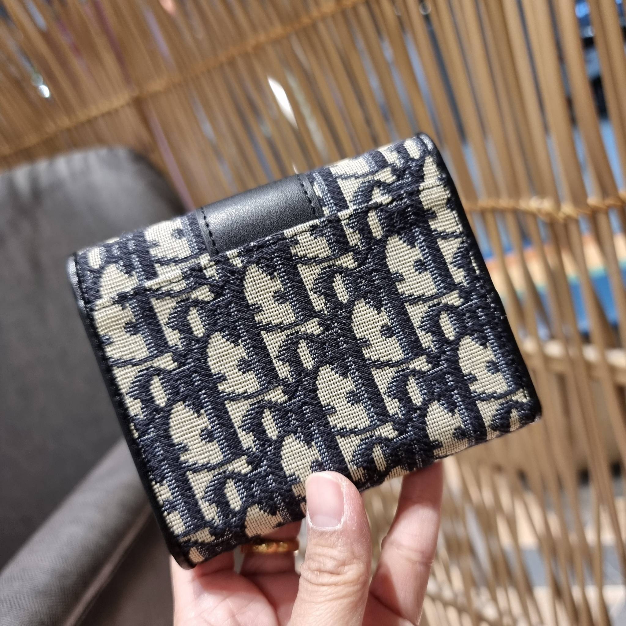 VIP 】CD TRIFOLD WALLET WITH GWP ที่สุดของความคลาสสิค กระเป๋าสตางค์ใบสั้นแบบพับ พรีเมี่ยมกิ๊ฟจากเคาน์เตอร์ วัสดุผ้าแคนวาสปักลาย สลับหนังแท้ภายใน โลโก้สีทองเหลือง สวยวินเทจ โดดเด่นเป็นเอกลักษณ์ ภายในมีช่องใส่บัตร ใส่ธนบัตร ใส่เหรียญได้ คัดมาให้แบบปังๆ ต้องจ