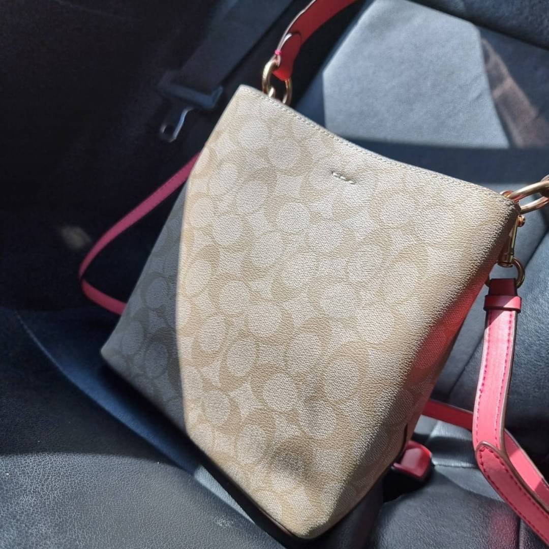 COACH 2312 SMALL TOWN BUCKET BAG IN SIGNATURE CANVAS รุ่นยอดนิยมใบเล็กมาครบสีแล้วจ้า กระเป๋าทรงบัคเก็ต สีผู้ดี๊ผู้ดี ตัวกระเป๋าดีไซน์คลาสสิคลายซี ดูโดดเด่น วัสดุหนังแคนวาสเคลือบลาย สวยคมทุกมุมจริงๆ!! เปิด-ปิดด้วยกระดุมแม่เหล็กทั้ง 2 ฝั่ง ภายในเป็นช่องโล่ง