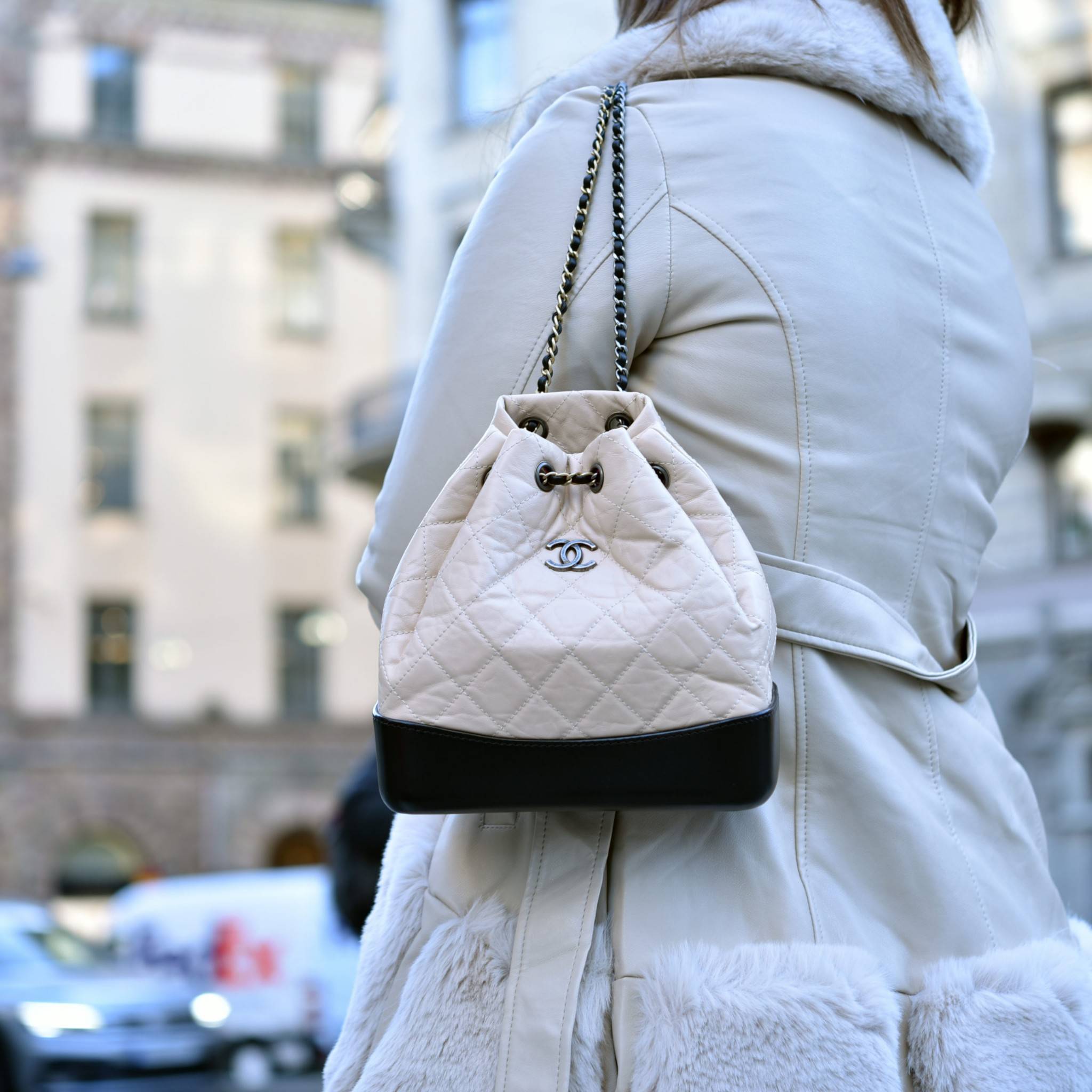 Chanel gabrielle backpack ไอเท็ม best seller กับรุ่นสุดปังในรูปแบบกระเป๋าเป้ ดีไซน์หรูคลาสสิค สายสะพายในตัวรูดปากกระเป๋าเก็บทรงได้ หรือจะรูดด้านหน้ายาวสุด