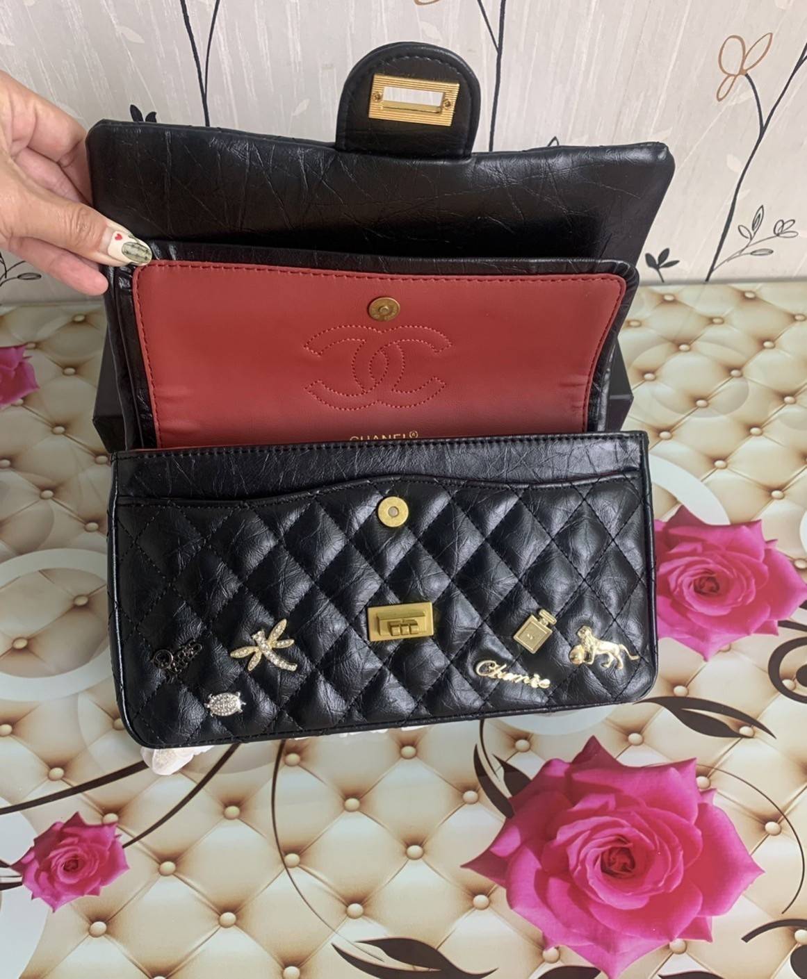 CHANEL ! Chanel Black Quilted Leather Limited Edition Lucky Charm Reissue Classic Bag กระเป๋าทรงคลาสสิคมาใหม่จาก Chanel วัสดุหนังแกะนิ่มกึ่งสังเคราะห์ ดีไซต์เป็นเอกลักษณ์ที่น่าจดจำ ด้านหน้าตกแต่งด้วยรูปสัตว์สิ่งของนำโชค อะไหล่ทอง มาพร้อมสายสะพายโซ่ทักทอเป