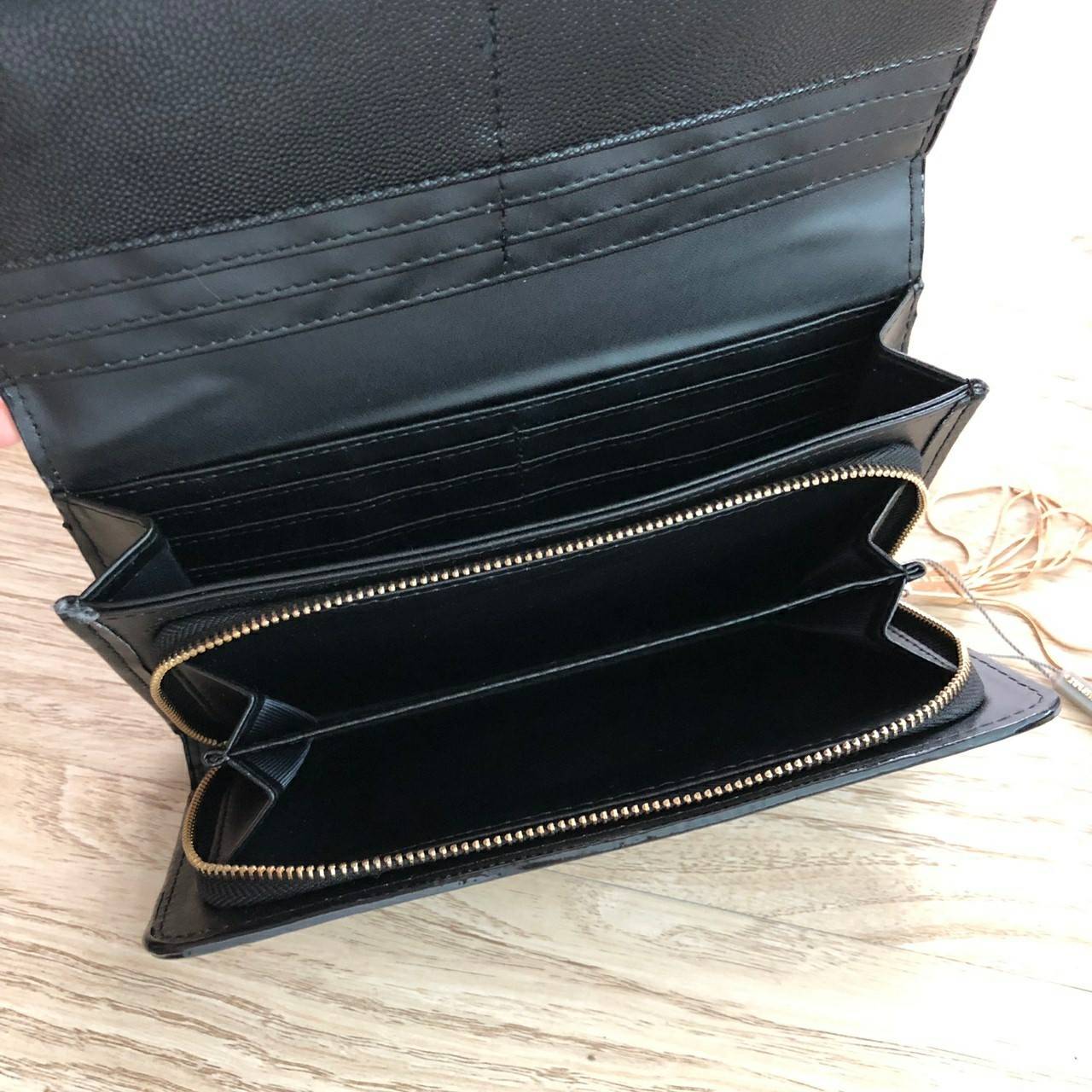 Charles & Keith Basic Long Wallet กระเป๋าสตางค์ใบยาว ตกแต่งด้วยพู่ เปิด – ปิดกระเป๋าด้วยเเม่เหล็กแบบซ่อน ภายในมีช่องใส่บัตร ช่องซิปใส่เหรียญ และช่องใส่ธนบัตร ใส่ iPhone Plus ได้ค่ะ ด้านหลังมีช่อง 1 ช่อง