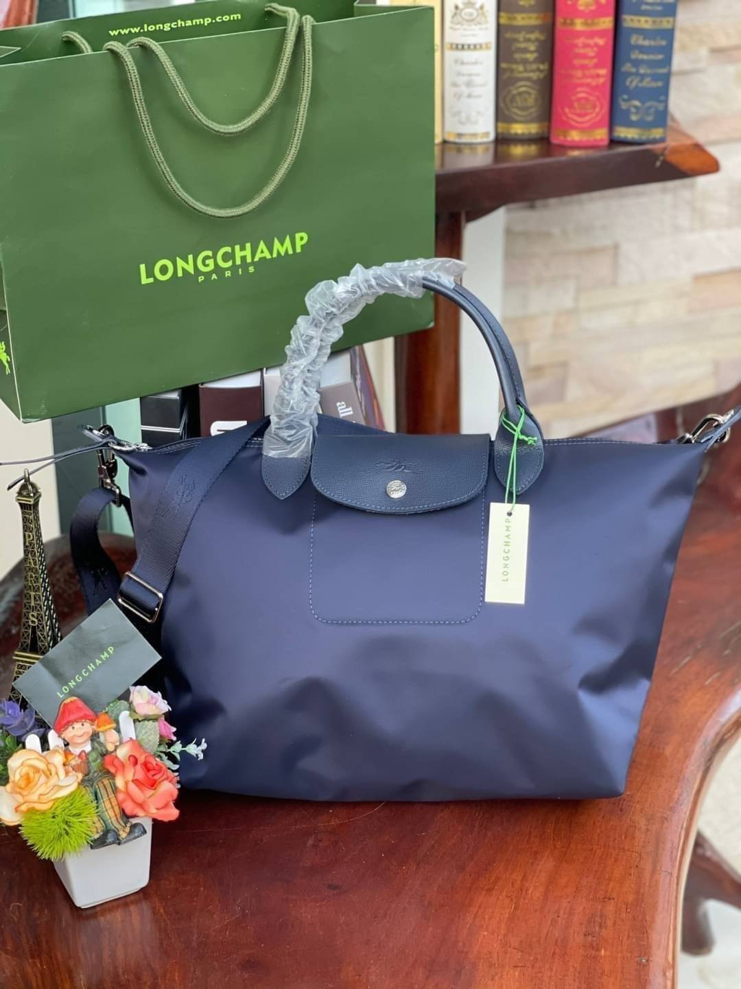 8สี พร้อมส่ง Longchamp LE PLIAGE NÉO TOP HANDLE BAG (medium size) อีกหนึ่งรุ่นยอดนิยม ที่สาวๆ ต้องมีไว้เก็บไว้สักใบ กระเป๋าโท้ทใบนี้ มาพร้อมกับสีที่มีสไตล์เรียบง่าย มีสายสะพายยาวปรับสั้นยาวได้ช่วยให้คุณสามารถสะพายไหล่ได้อย่างสบาย ในตัวสายปักโลโก้อันเป็นสั