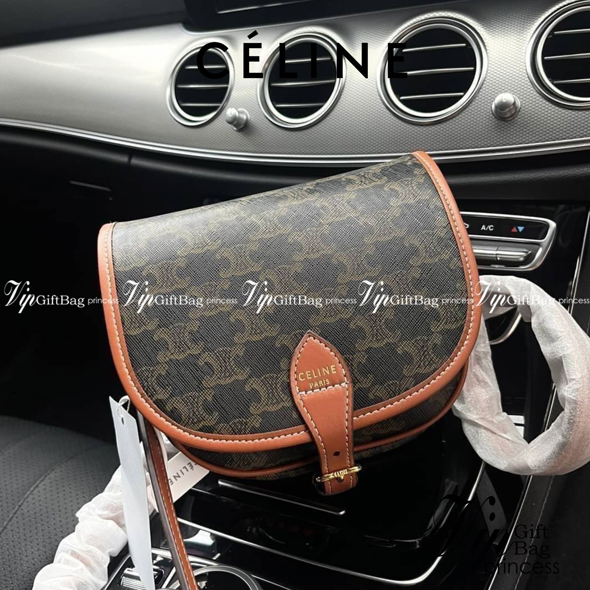 CELINE MEDIUM FOLCO BAG IN TRIOMPHE CANVAS หากใครที่กำลังมองหากระเป๋าสะพายข้าง ขนาดกะทัดรัด และเรียบหรู ต้องใบนี้เลยค่ะ เป็นกระเป๋าเปิดปิดแบบแบบฝาผับที่มีรูปทรงโค้งและที่ล็อกรูปทรงคล้ายเข็มขัด อีกทั้งยังสะท้อนความสวยสไตล์สาวปารีสได้อีกด้วย ด้านในของรุ่นนี