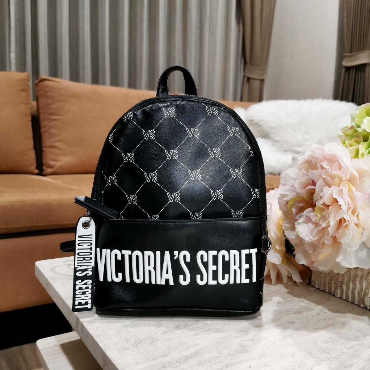 VICTORIA's SECRET MONOGRAM MINI CITY BACKPACK กระเป๋าเป้รุ่นใหม่ล่าสุดวัสดุหนังเรียบลาย Monogram ดีไซน์สวยดู Cool ขนาดมินิ น้ำหนักเบา เปิดปิดด้วยซิปสะดวกใช้ ด้านหน้ามีช่องซิป หูจับถนัดมือ สายสะพายปรับระดับได้ สวยน่าใช้มากๆค่ะ ไอเท็มใหมาชนช็อป! ราคาสุ