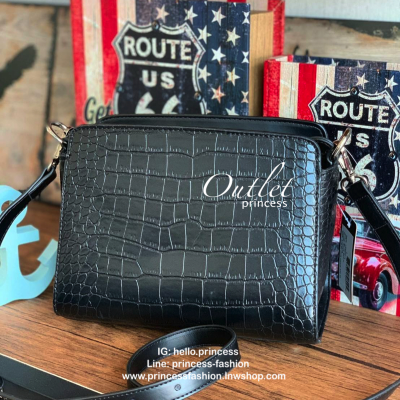 Guess Trylee Cross Body Bag รีออเดอร์รุ่นขายดี!! กับกระเป๋าทรง crossbody ใบนี้ ขนาดกำลังดี ใส่กระเป๋าสตางค์ทรงยาวพร้อมกับมินิไอแพคได้ เปิดปิดด้วยซิปเดียวด้านบน ภายในบุผ้าลาย signature ของ guess มาพร้อมสายสะพายยาว106cmปรับระดับได้ถึง 5 ระดับสามารถถอดสายได้
