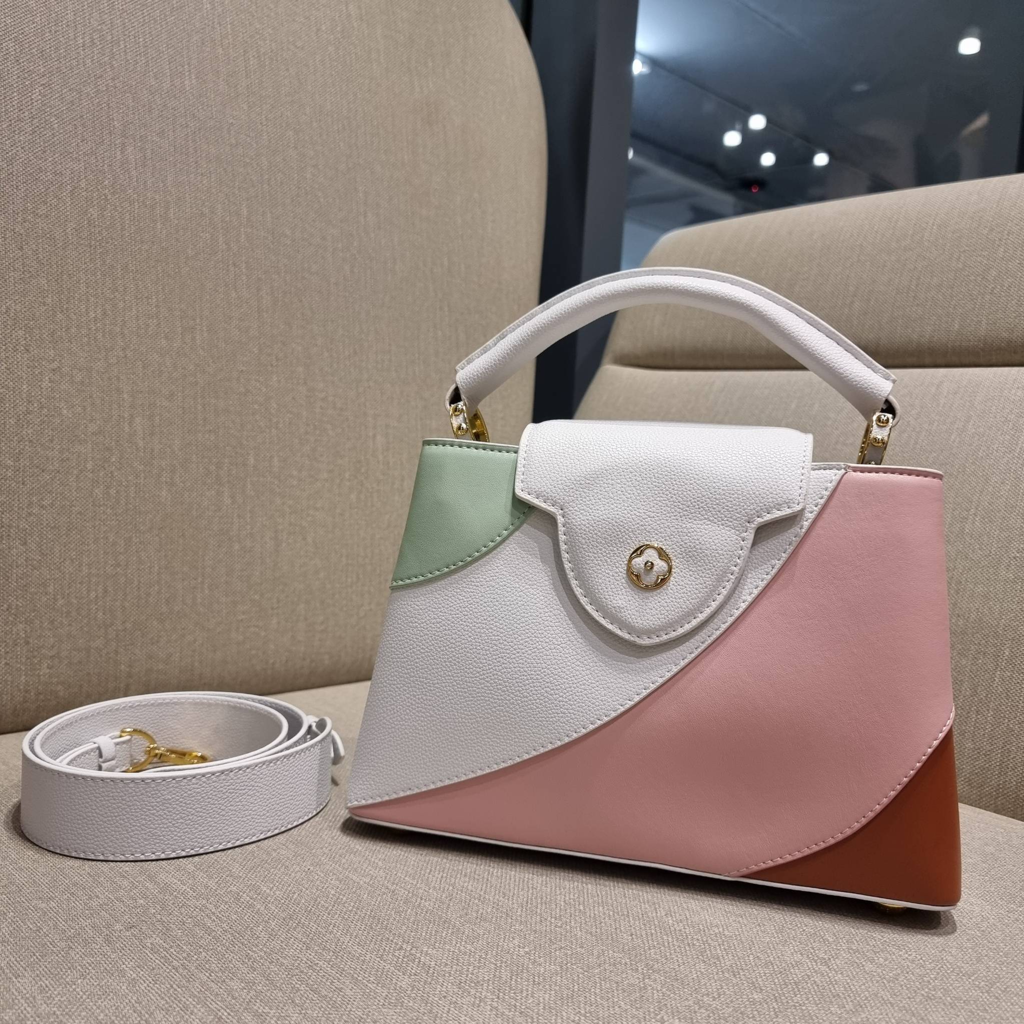 LV capucines top handle ที่สุดของความสวยในราคาเบาๆ กระเป๋าถือสุดหรู ดีไซน์ทรงคลาสสิค พร้อมลวดลายหรูหรา มาพร้อมหูจับในตัว ด้วยรูปทรงวินเทจและวัสดุหนังแท้ ขับผิว ทำให้ไอเท็มนี้สะกดทุกสายตาจริงๆ และยังมีลูกเล่นที่ฝาปิดกระเป๋า ที่สามารถปิด หรือสอดด้านใน ก็เห็