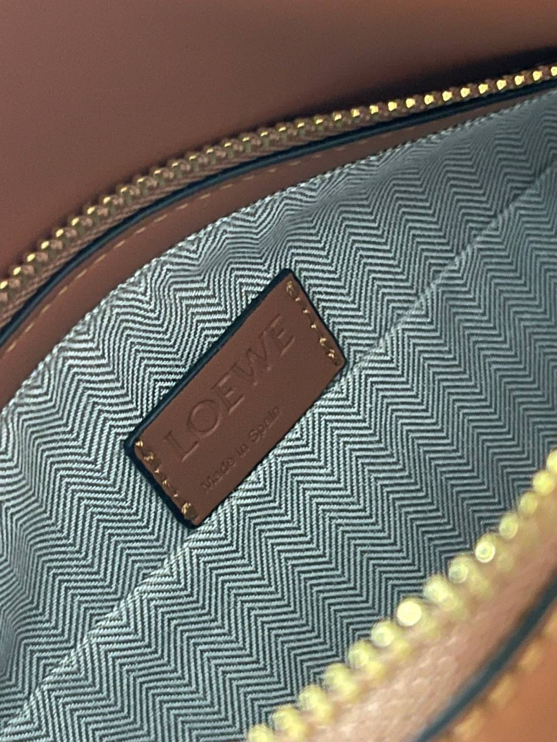 Loewe Puzzle Hobo bag กระเป๋ารุ่น Puzzle มีความพิเศษในหลายด้าน ไม่ว่าจะเป็นรูปทรงที่แปลกใหม่ มินิมอลด้วยโลโก้อนาแกรมแบบประทับ ดูหรู เป็นกระเป๋า Unisex ที่ไม่ว่าคุณจะเป็นผู้หญิงหรือผู้ชายก็ใช้งานได้ ลายกระเป๋าได้มาจากการนำหนังมาเย็บต่อกันทั้งหมด ถึงแม้ว่าข