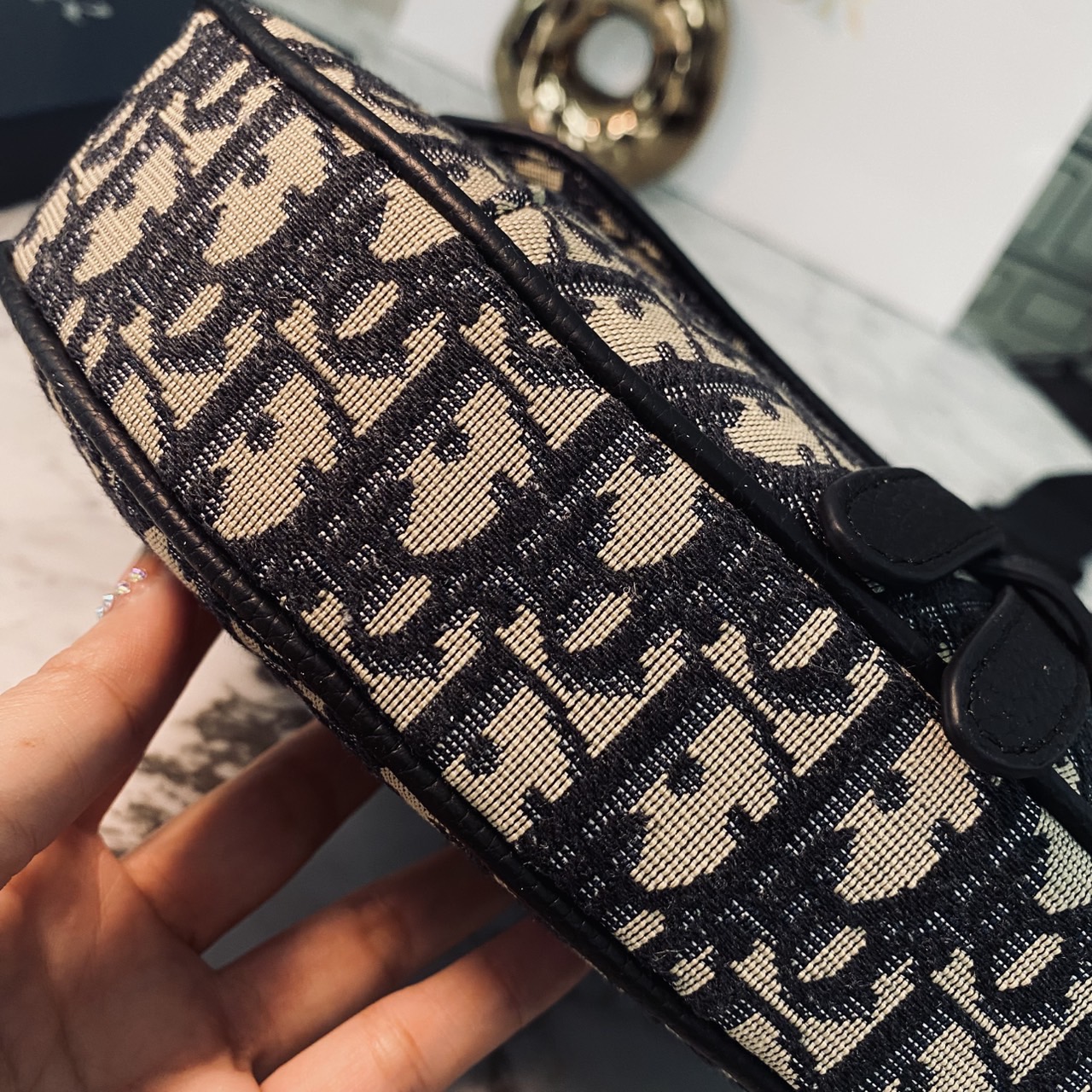 DIOR Saddle bag Oblique jacquard fabric in beige and black กระเป๋าคาดอกดิออร์ รุ่นยอดนิยมที่หนุ่มๆ ใช้งานได้แบบคุ้มๆ ดีไซส์สวยคมเรียบหรูตามแบบฉบับแบรนด์