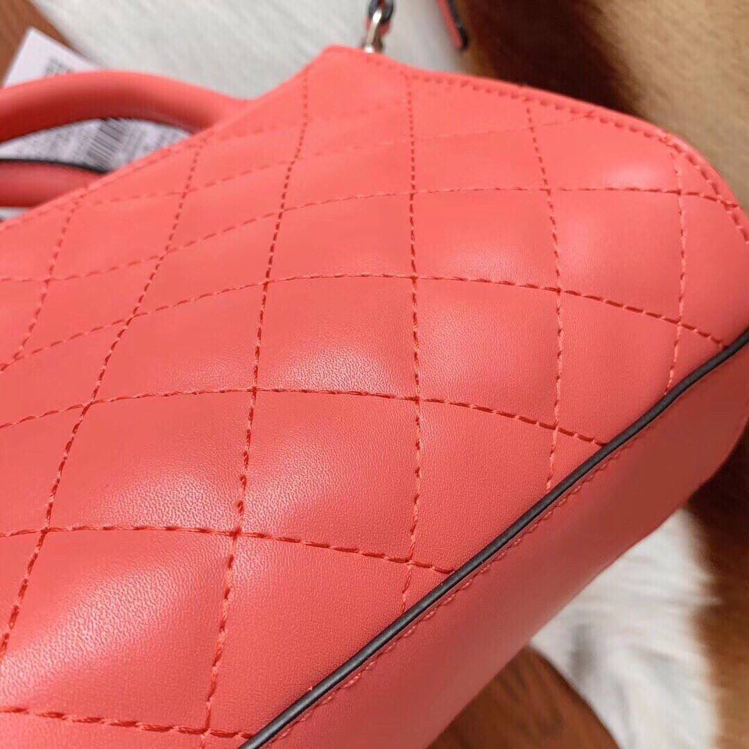 GUESS ELLIANA QUILTED MINI SATCHEL BAG กระเป๋าสะพายรุ่นยอดนิยม วัสดุ PU คุณภาพดี นิ่ม น้ำหนักเบาด้านหน้าประดับด้วยโลโก้แบรนด์สุดหรู เปิดปิดกระเป๋าด้วยซิปสะดวกใช้ ด้านในกว้างมีช่องซิปสำหรับใส่ของ ใส่มือถือได้ทุกรุ่น ซับในลายแบรนด์ สายสะพายหนังเลื่อนปรับระด