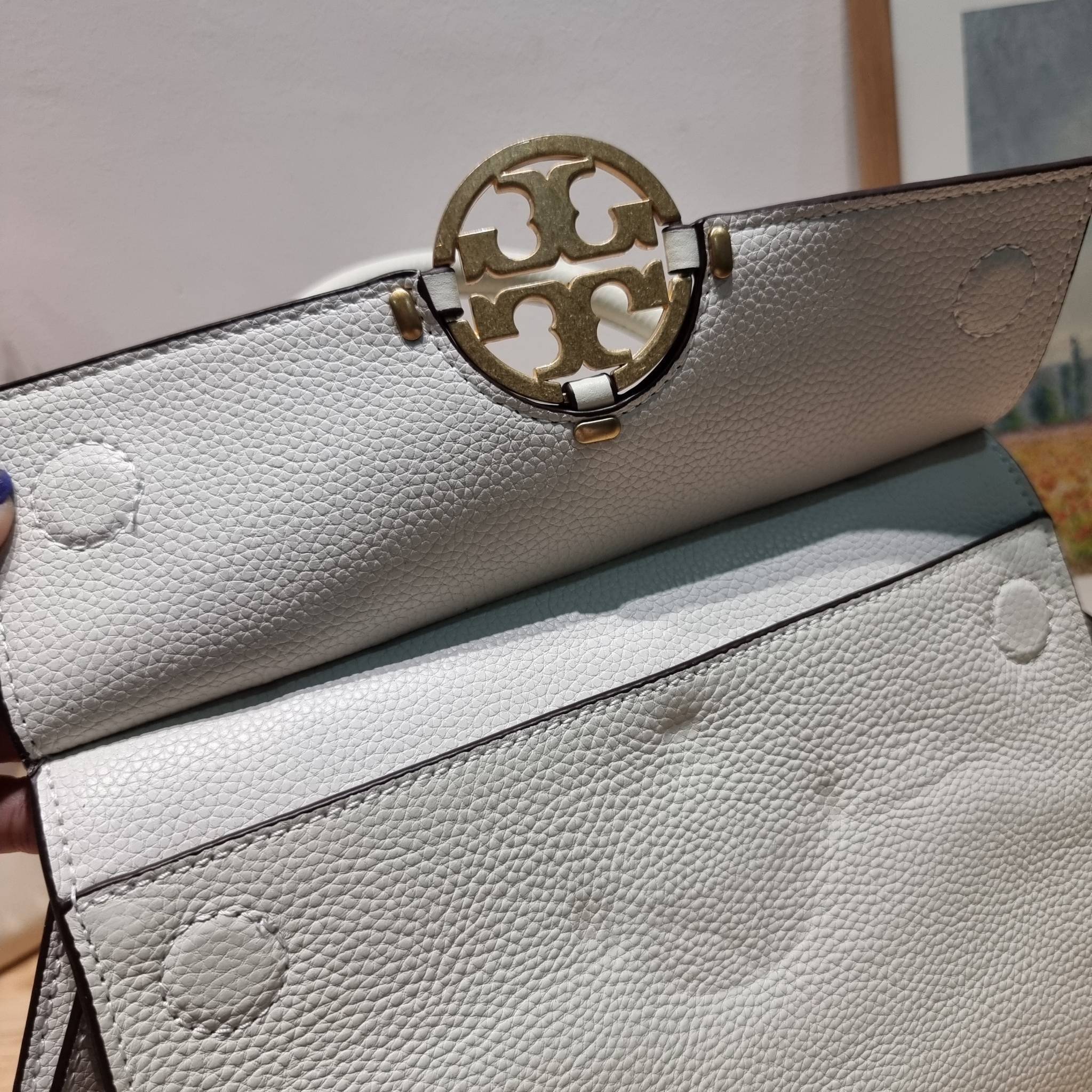 TORY BURCH MILLER TOP HANDLE SATCHEL ใหม่ล่าสุด กับกระเป๋าสะพายรุ่นยอดนิยม ที่มาในดีไซน์ top handle ให้สะดวกใช้ได้มากขึ้นด้วยหูจับในตัว โดดเด่นด้วยโลโก้สีทอง ด้านหน้าและด้านหลังมีช่องเปิดเก็บของได้
