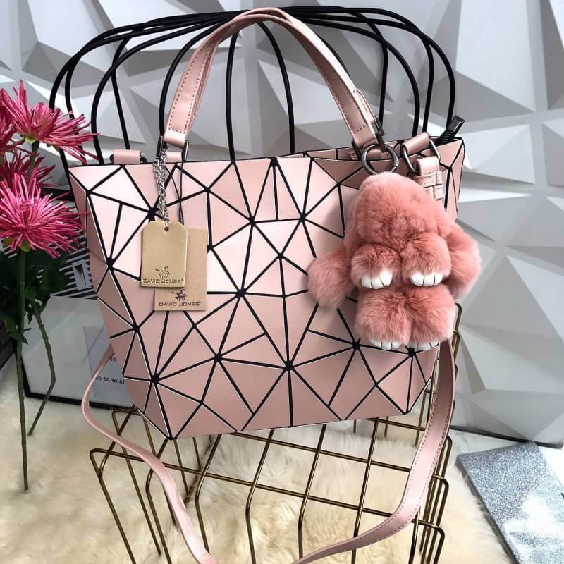 สีใหม่ Sakura Pink🌸🌸 ต้อนรับ summer กับโทนสี สดใส ลาย Limited edition หายาก ❤️ปรับทรงได้ 2 แบบ น่ารักมาก ค่า กระเป๋า จากแบรนด์ David Jones กระเป๋าสะพายข้างดีไซน์เกร๋มาก สีสวยหรูมาก ขนาดกะลังดีเลย น้ำหนังเบามากคะ ภายในมีช่องเก็บของจุ