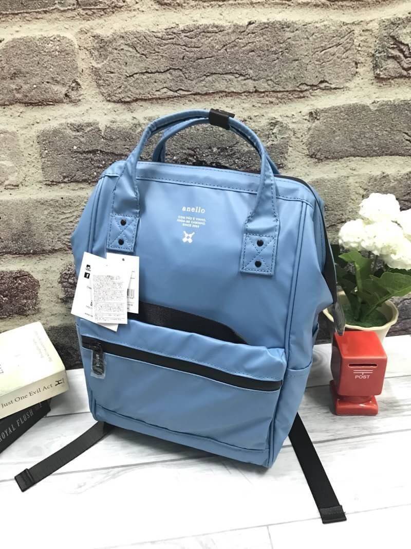 ANELLO WATER RESISTANCE “ Limited Edition “ คอลเลคชั่นใหม่ล่าสุดของรุ่นที่ขายดีติดอันดับ ผลิตจาก Polyester PVC 100%กันน้ำกันฝน ออกแบบกระทั่งช่องซิปไม่ต้องกลัวน้ำซึมผ่าน มีช่องใส่ PC Holder แบ่งช่องใส่ของเป็นสัดส่วน และเป็นระเบียบ ฟังก์ชั่นการใช้งานยังครบเ