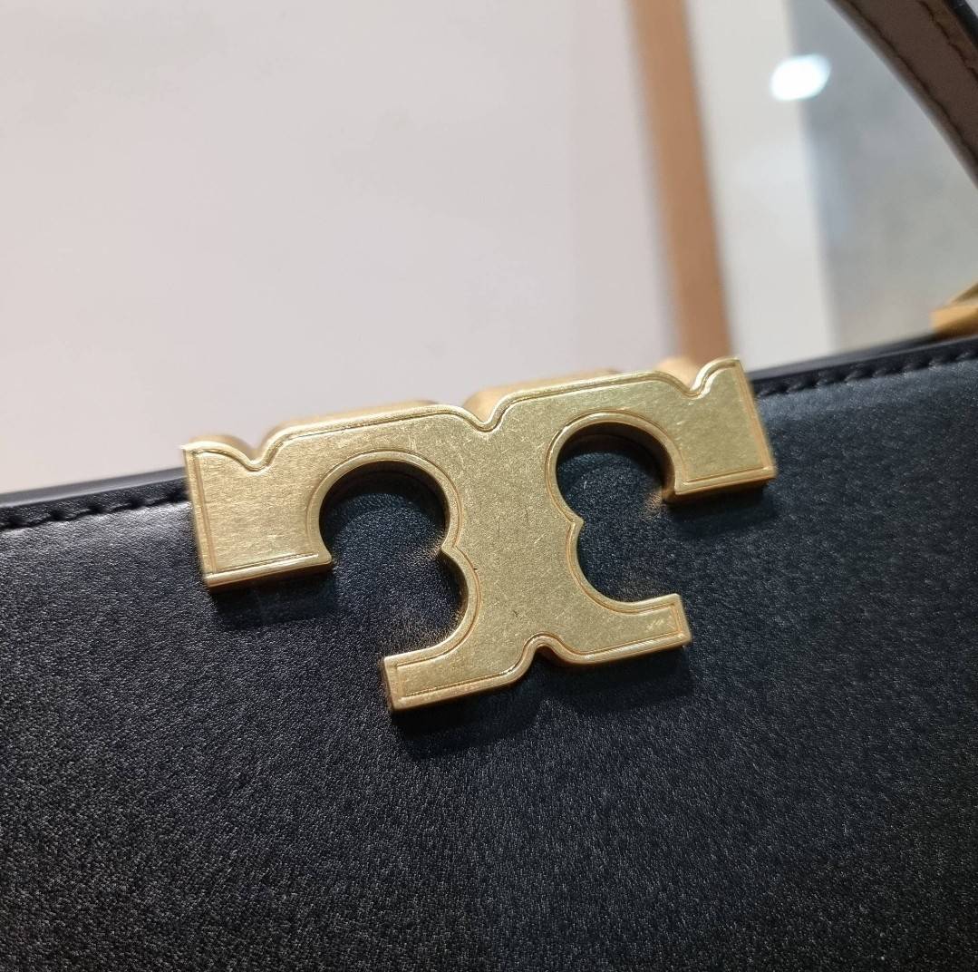 TORY BURCH ELEANOR SPAZZOLATO SATCHEL ใหม่และดูดีเกินต้าน กับกระเป๋าถือทรงสวย ใบใหญ่ ดีไซน์ผู้ดีเรียบหรู ถือขับผิวไปเลยทุกสี สวยคม มาพร้อมหูจับในตัว