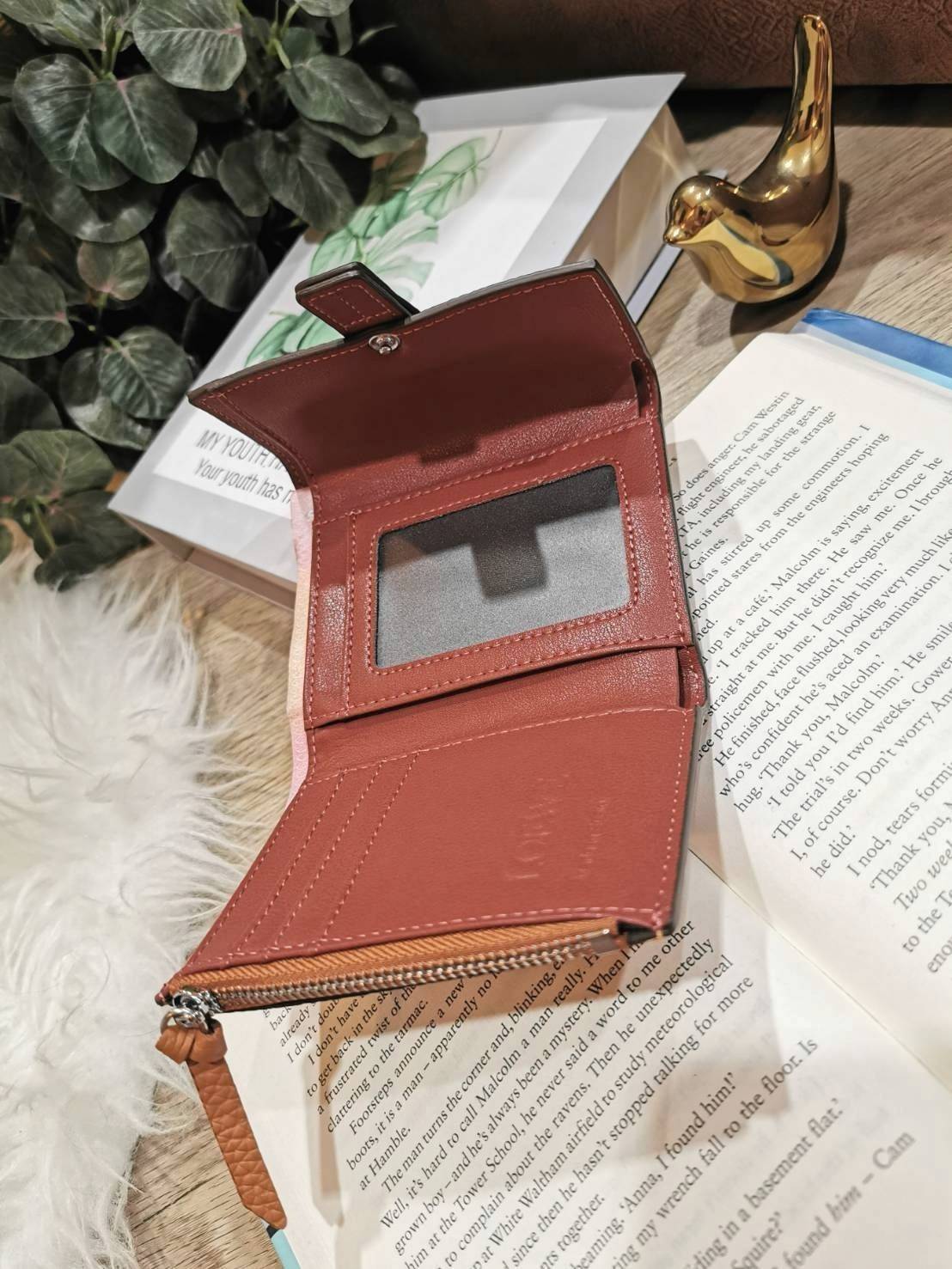 LOEWE SHORT WALLET VIP กระเป๋าสตางค์โลเอเว่ วัสดุหนังแท้เทคเจอร์สวยอยู่ทรงปั้มโลโก้แบรนด์ด้านหน้าเปิดปิดด้วยกระดุม ภายในมีทั้งช่องใส่รูป ช่องใส่ธนบัตร ใส่แบงก์พัน ช่องใส่บัตรหลายช่อง มีช่องซิปใส่เหรียญ พกพาสะดวกไอเท็มแนะนำสวยน่าใช้ พร้อมส่งที่ไทยสุดคุ้มห้