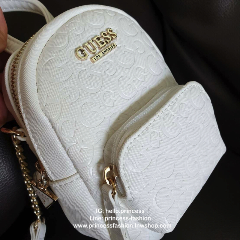 กระเป๋าสะพายข้าง Guess ด้านหน้าติดชื่อแบรนด์ มีช่องซิปด้านหน้า ด้านบนเป็นช่องเปิดปิดซิปมีสัญลักษณ์แบรนด์ติดที่ตัวจับซิปด้วย ด้านในเป็นช่องกว้าง มีช่องเสียบสิ่งของด้วยค่ะ ตัวสายสะพายเป็นโซ่ตัดต่อกับสายหนัง สามารถปรับระดับได้ สวยเก๋ขนาดนี้ รีบมาจับมาจองเป็น