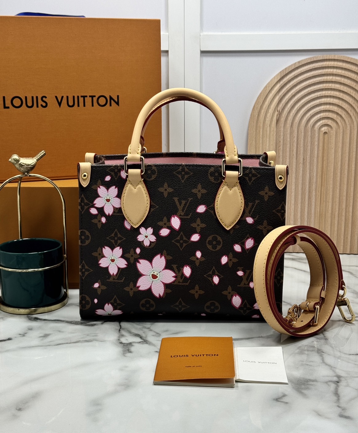 TOP ORI หนังแท้ | เกรดดีสุด LV x TM - OnTheGo Cherry Blossom PM bag กระเป๋าทรงโท้ทที่ใครเห็นต้องเป็นคลั่งรัก ปรับลุคให้มีชีวิตชีวาด้วยลายดอกไม้เชอรี่บลอสซั่ม คอลใหม่สุดเอ็กซ์คลูซีฟ
