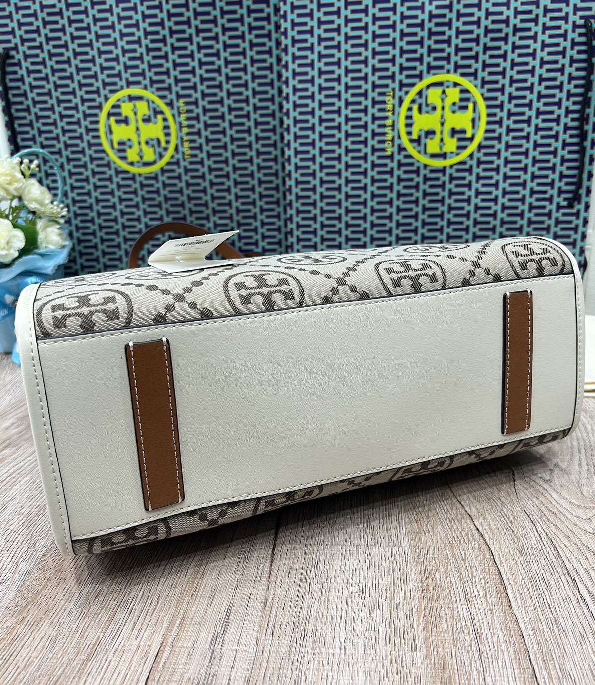 Tory Burch Small T Monogram Tote / TORY BURCH Shopper Tote Bag 32cm ใบใหญ่ กระเป๋าทรงโท้ท รุ่นใหม่ Square Tote ตกแต่งขอบด้วยหนังหรู มาพร้อมช่องเก็บของที่จุของได้มากมาย และสายจับกระเป๋าที่สามารถสะพายขึ้นไหล่ เหมาะสำหรับการใช้งานหลากหลายรูปแบบ รังสรรค์ลงบนก