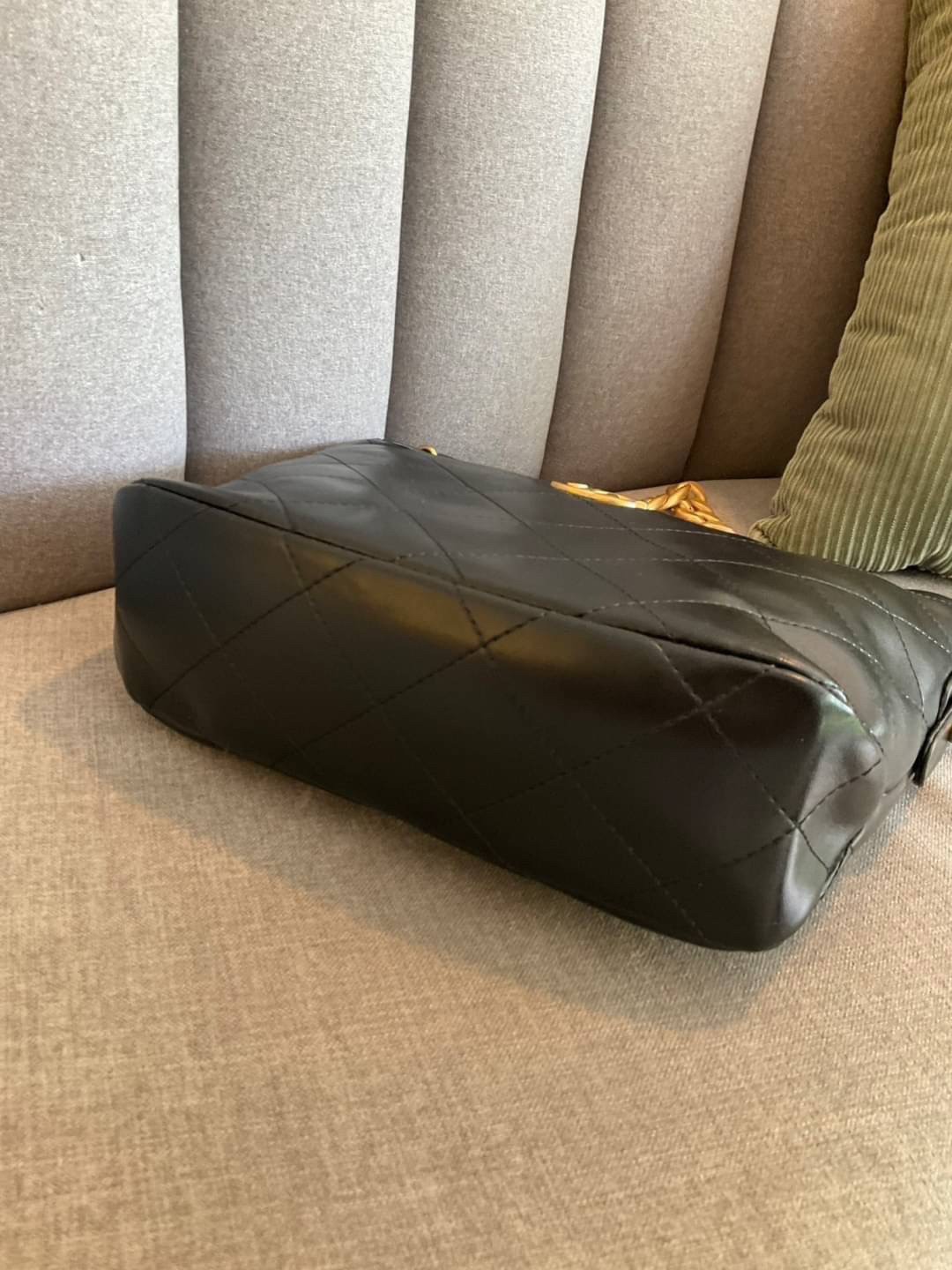 Chanel Hobo Bag รุ่นใหม่ล่าสุด ทรงที่สาวๆรอคอย CHANEL LEATHER TOTE BAG ทรงสวยเรียบหรู เนื้อหนาดีมาก อะไหล่ทองวินเทจ ประดับโลโก้แบรนด์สุดหรู