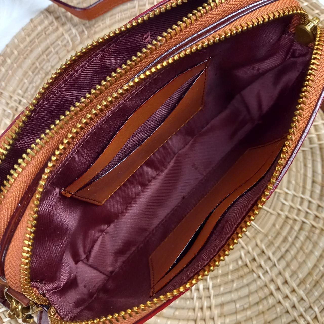 COACH KIRA CROSSBODY IN SIGNATURE CANVAS (COACH F89399)🍁เหมาะมือมาก หยิบใช้ง่ายสบายเลย🌈//รุ่นนี้ จะถือ จะคล้องมือ สะพายคลอสบอดี้ ได้หลายลุค จัดวางตามต้องการได้เลย // มีสายคล้องมือ และสายยาว สามารถถอดได้ทั้ง 2 สาย //เปิด-ปิดด้วยซิป มี2 ช่อง