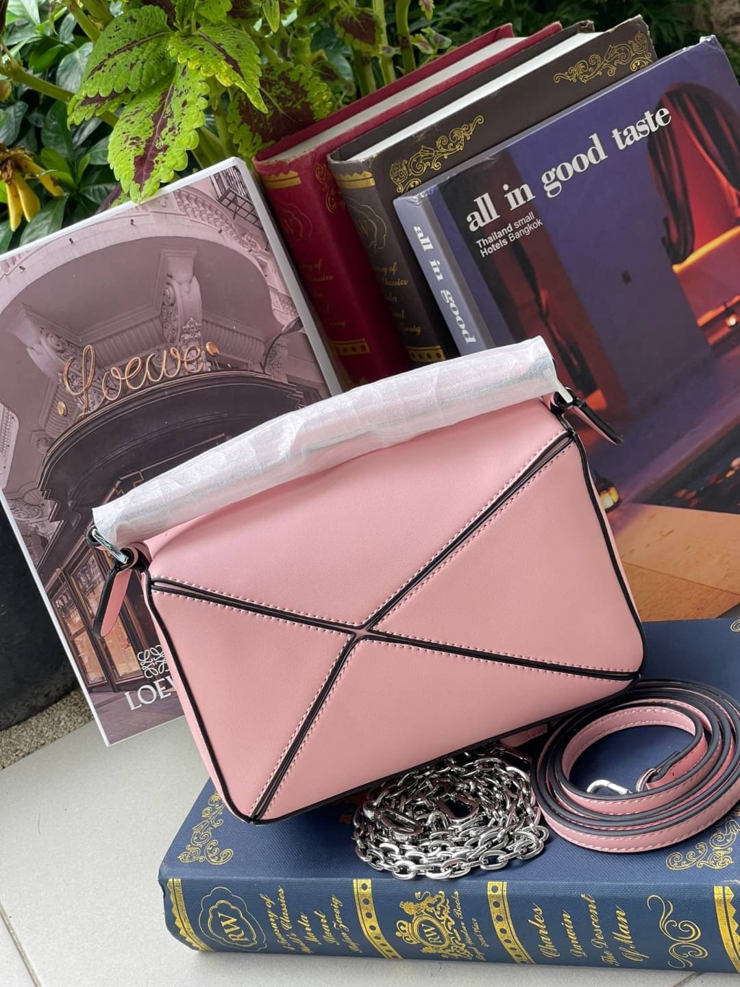 Loewe Nano Puzzle bag in classic โลเอเว่ (LOEWE) อีกหนึ่งกระเป๋าแบรนด์ดังจากสเปน ภายใต้คอลเลคชั่นใหม่อันร่วมสมัยของแบรนด์ มีความเป็นคลาสสิคและโมเดิร์นทันสมัย กระเป๋าที่มาในรูปแบบสี่เหลี่ยมผืนผ้า ที่สามารถใช้งานได้ทั้งแบบหูหิ้ว และแบบ Crossbody ด้านในมีช่อ