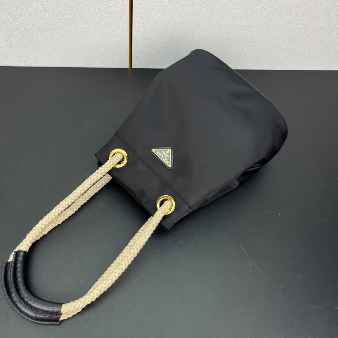 Prada Mariner Re-Nylon small bucket bag กระเป๋าทรงบคเก็ตผ้าไนลอน รุ่นใหม่ โดดเด่นด้วยสายสะพายเป็นเชือก แรงบันดาลใจจากสไตล์การเดินเรืออันเหนือกาลเวลา