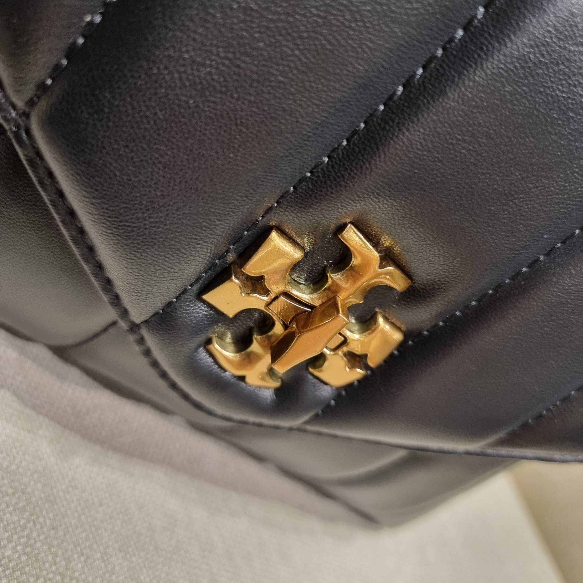 TORY BURCH KIRA QUILTED SMALL SATCHEL มาแล้วด่วนๆ!! กับคอลที่ปังไม่ไหว พร้อมเสิร์ฟสีคลาสสิค กระเป๋าถือ/สะพาย ทรงสวย สะพายคล่องตัว หนังแท้ ดีไซน์บุนวม เส้นคมสวยหรู วัสดุหนังแกะ สัมผัสดีงาม นิ่มมือ เปิด-ปิดด้วยอะไหล่บิดล็อค ภายในเป็นช่องโล่ง มีช่องซิป ใส่ขอ