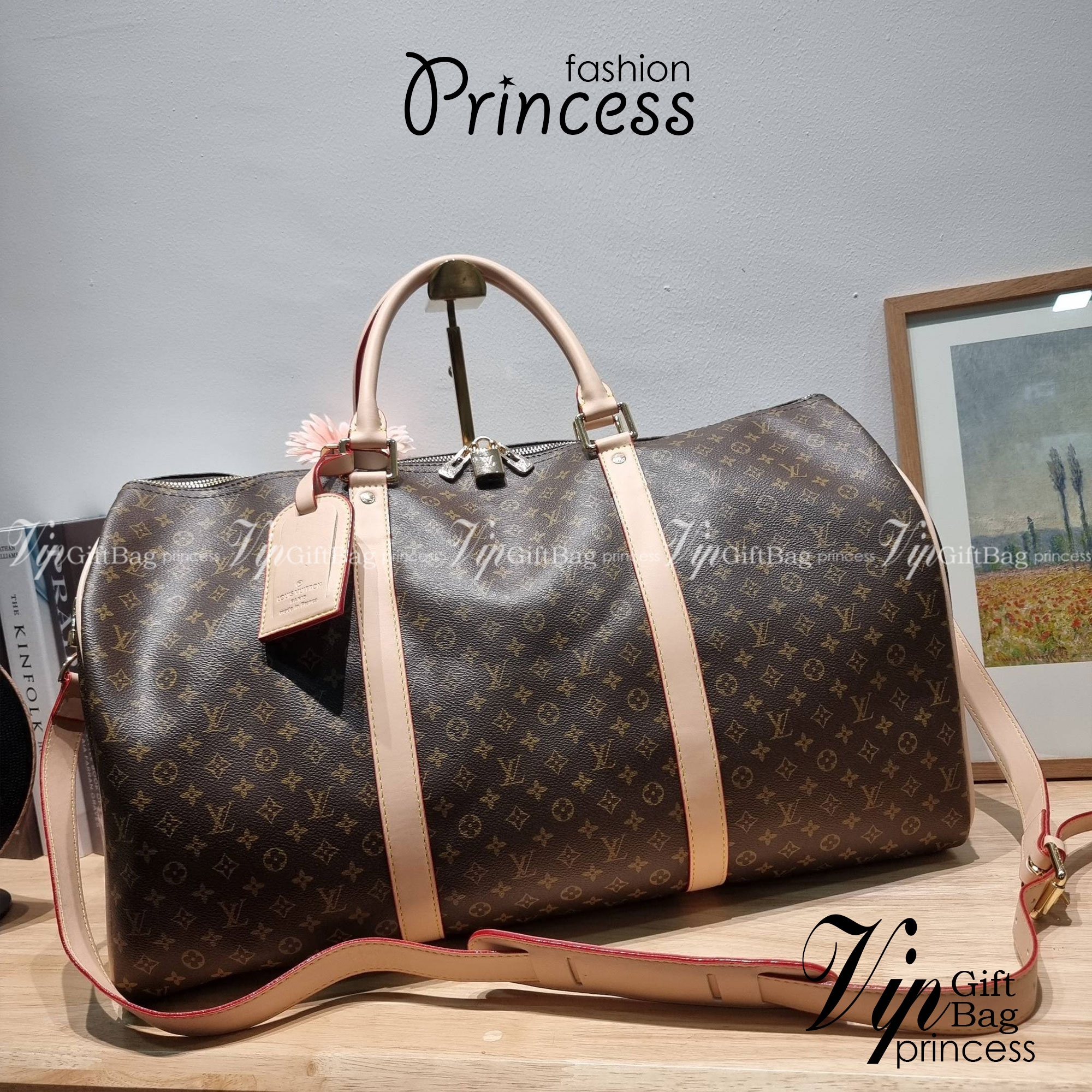 LV KEEPALL BANDOULIERE กระเป๋าเดินทางสุดคลาสสิค ทึ่ใครๆก็เฝ้ารอ ไอเท็มที่จะทำให้การเดินทางไม่ธรรมดาอีกต่อไป ด้วยดีเทลความเป็นเอกลักษณ์ เรียบแต่หรู วัสดุหนังแคนวาสคุณภาพดี ลวดลายโมโนแกรม เปิด-ปิดด้วยซิปแน่นหนา มีกุญแจล็อคได้ มีสายสะพายครอสให้ ภายในโล่งกว้า